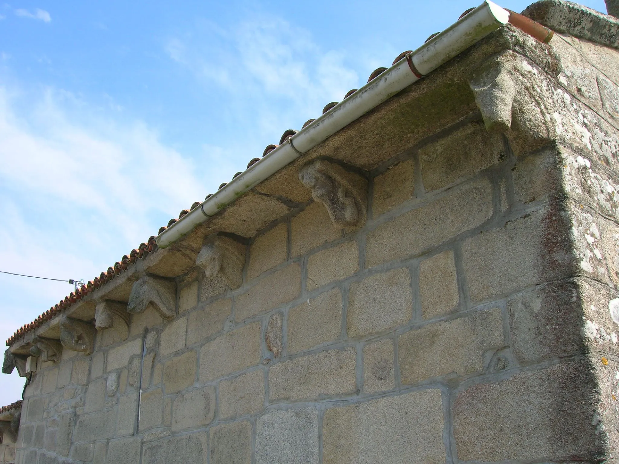 Photo showing: Canecillos en el alero norte de la nave.