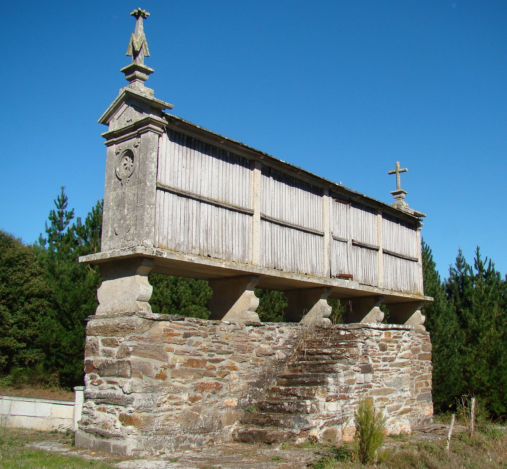 Photo showing: A typical Galician horreo, a granary of stone and wood designed to keep food dry and safe from rats and mice.