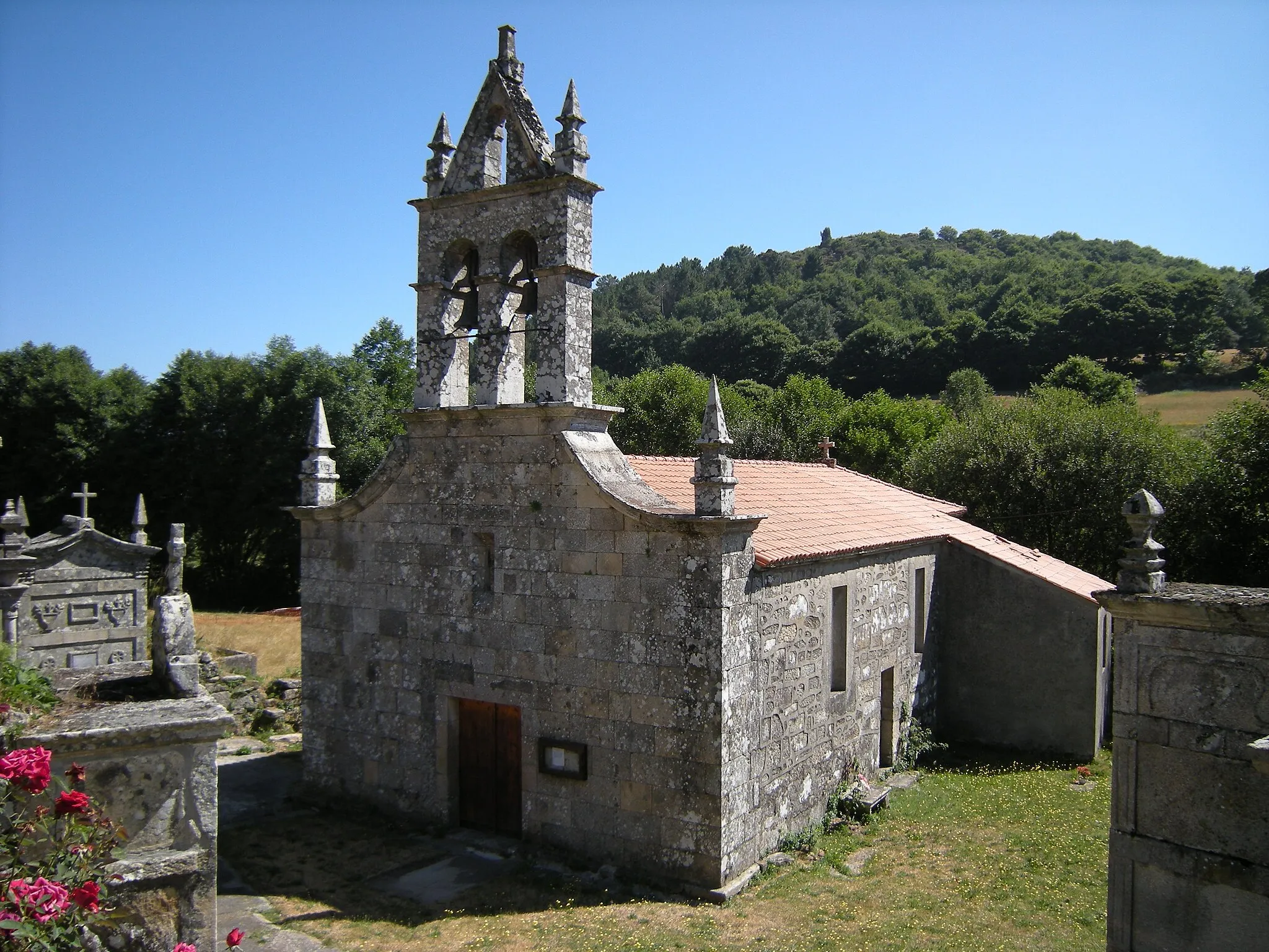 Photo showing: Iglesia de posible origen románico reedificada en el siglo XVI.

Ta solo conserva de su primitiva fábrica dos canecillos en su cabecera.