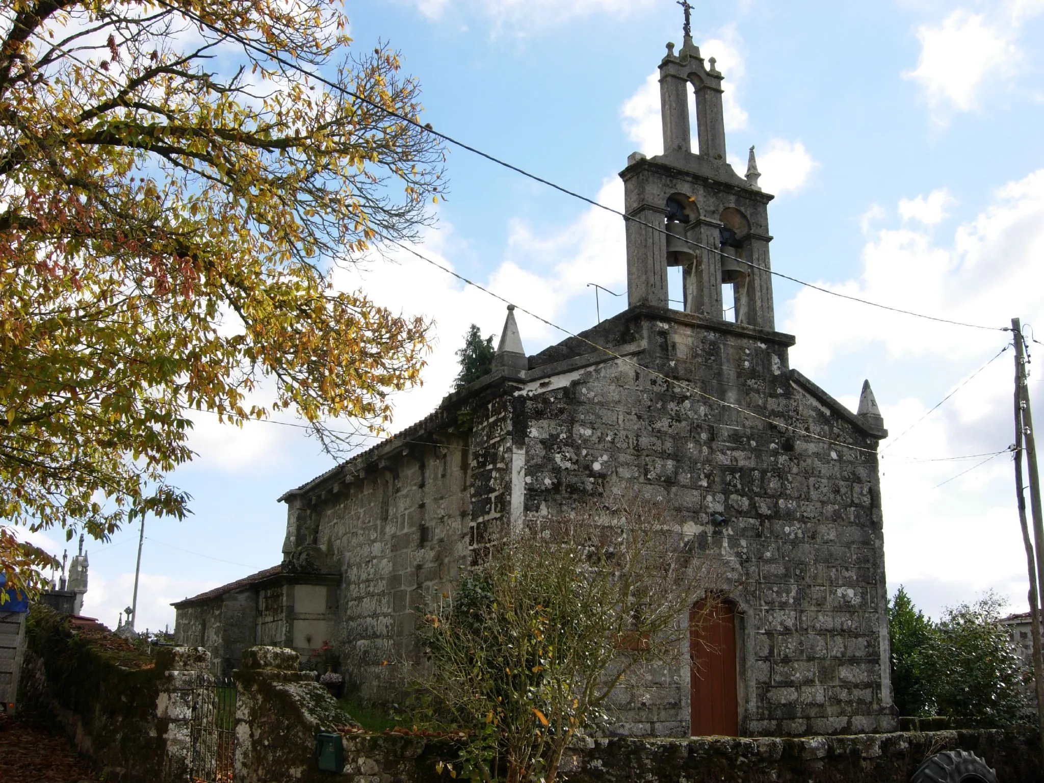 Photo showing: Iglesia románica construida a finales del siglo XIII.

La fachada principal ha sido reconstruida en parte.