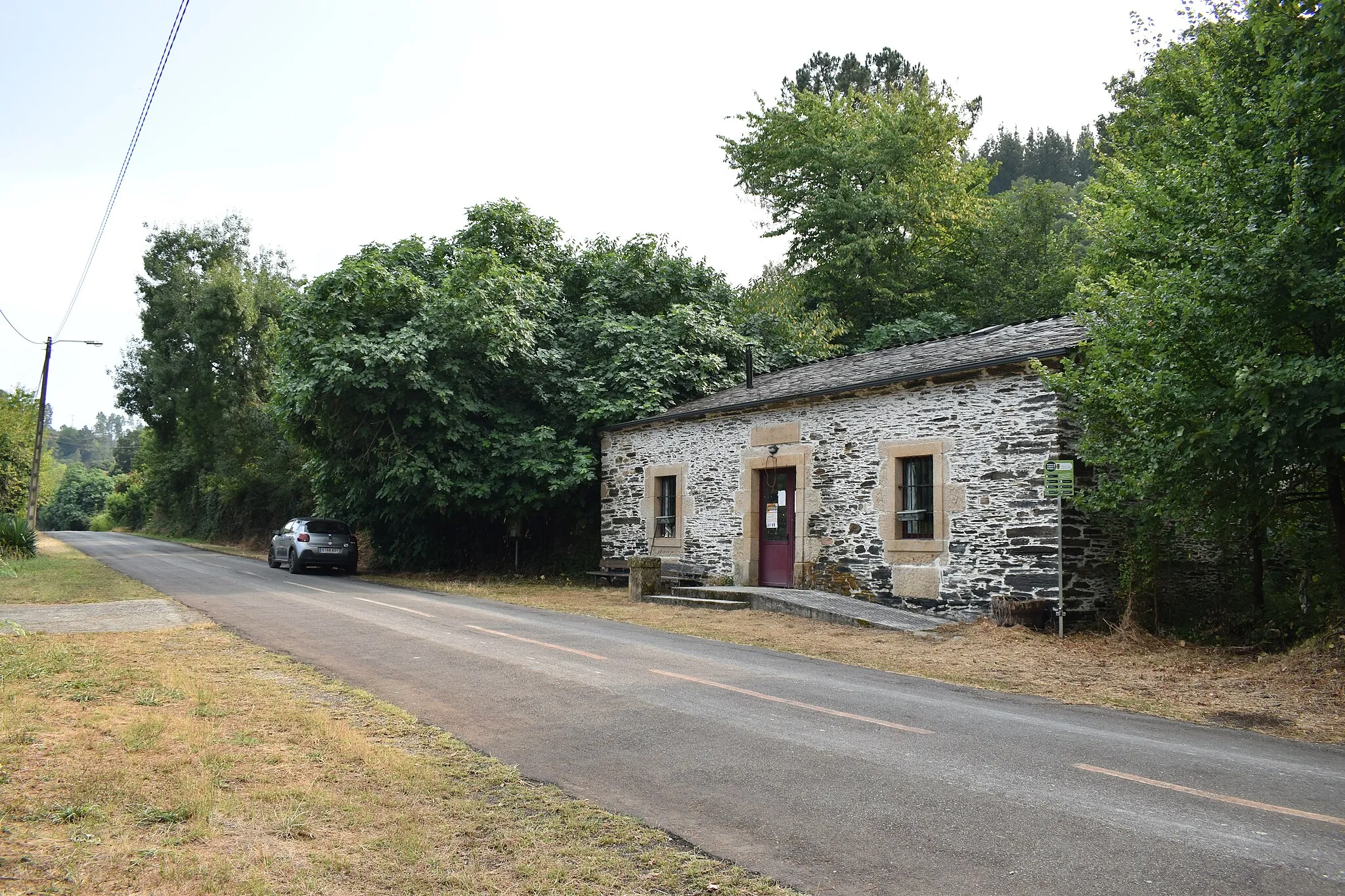 Photo showing: Caseta de legoeiros en Barxa de Lor, A Pobra do Brollón, e estrada LU-933