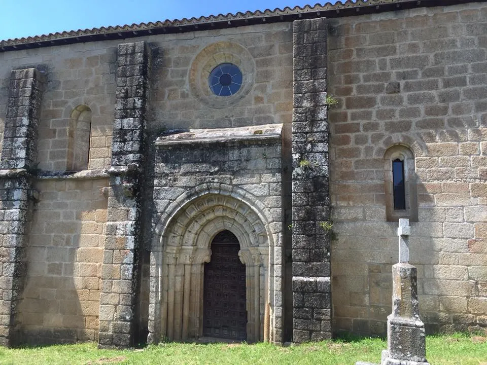 Photo showing: Parte lateral do templo do mosteiro de San Vicenzo de Pombeiro