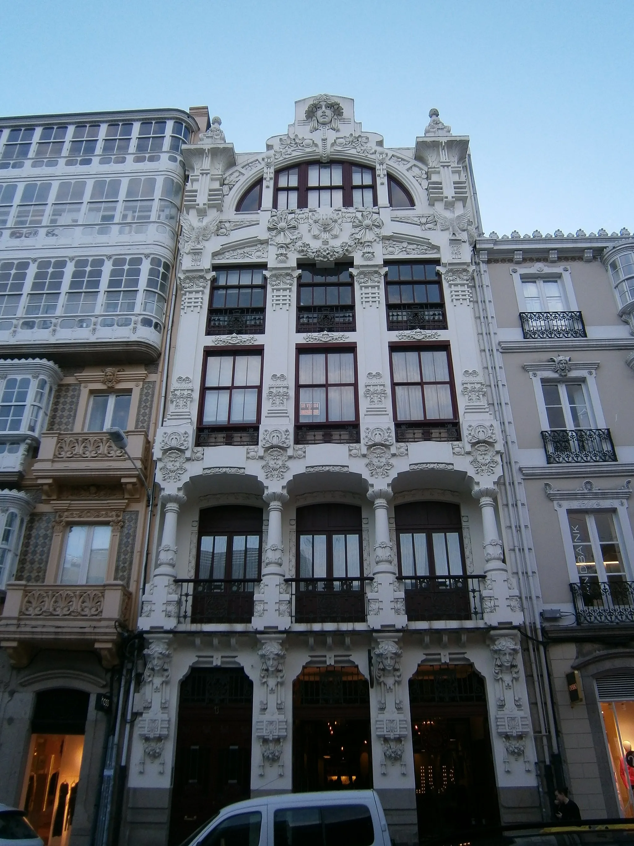 Photo showing: Edificio na praza de Lugo (A Coruña), Casa Arambillet
