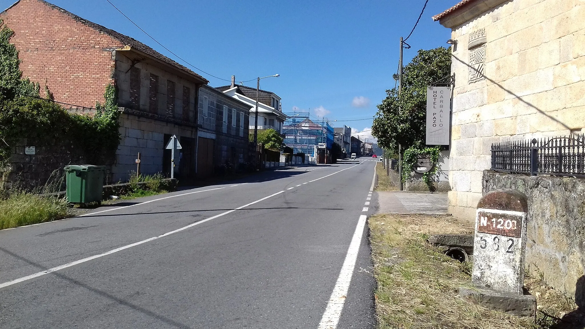 Photo showing: Fito nº 582 da estrada N-120 en San Paio, na parroquia de Ventosela, no concello de Ribadavia, a carón do hotel Pazo Carballo. Actual estrada OU-406