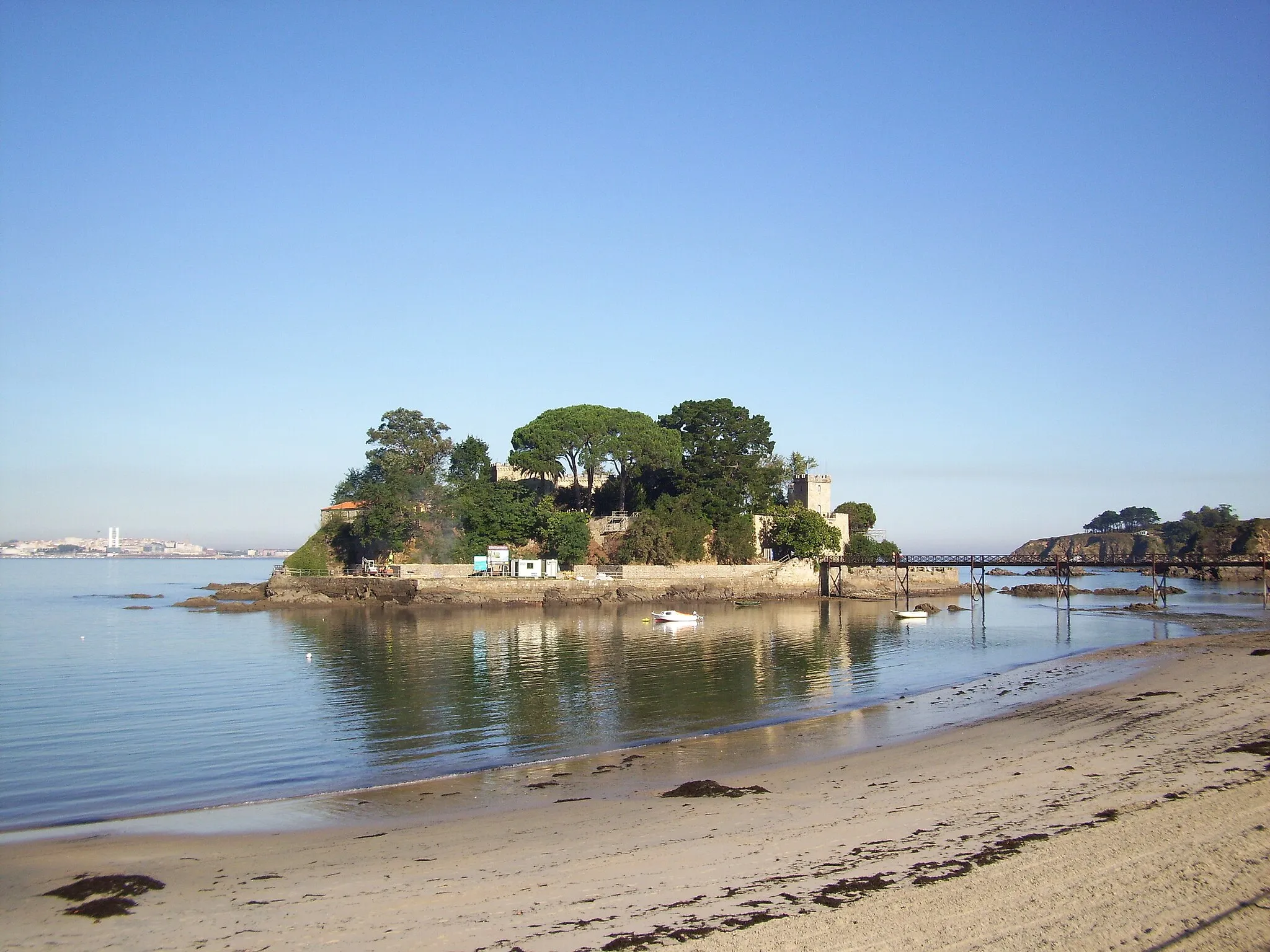 Photo showing: Portocovo beach and castle of Santa Cruz, at Porto de Santa Cruz (Oleiros, Galicia, Spain). On the left, A Coruña harbour control tower.