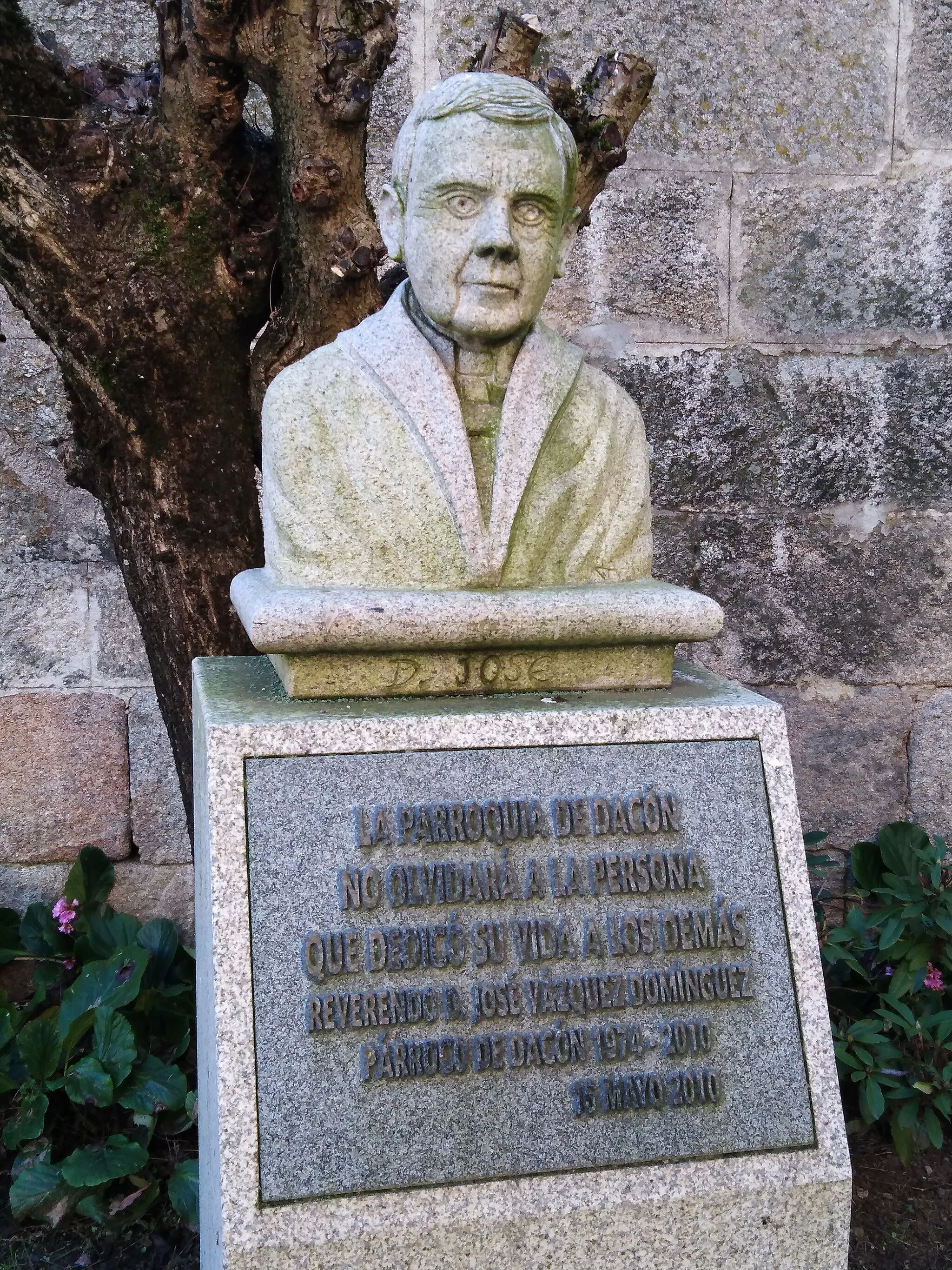 Photo showing: Escultura en Dacón ao párroco José Vázquez Domínguez