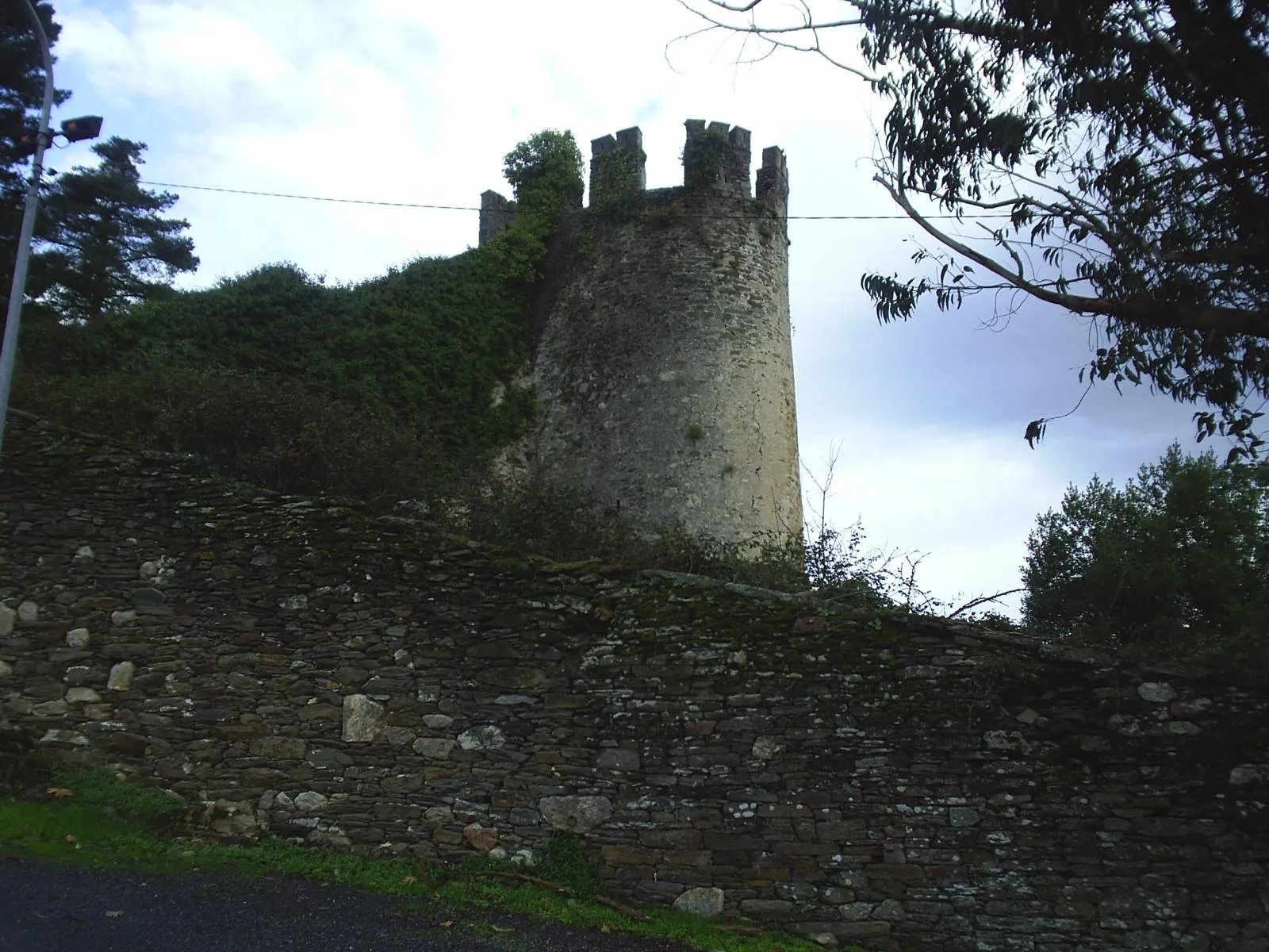 Photo showing: Únicos Restos de la fortaleza de Sarria. La "Torre do Batallón".