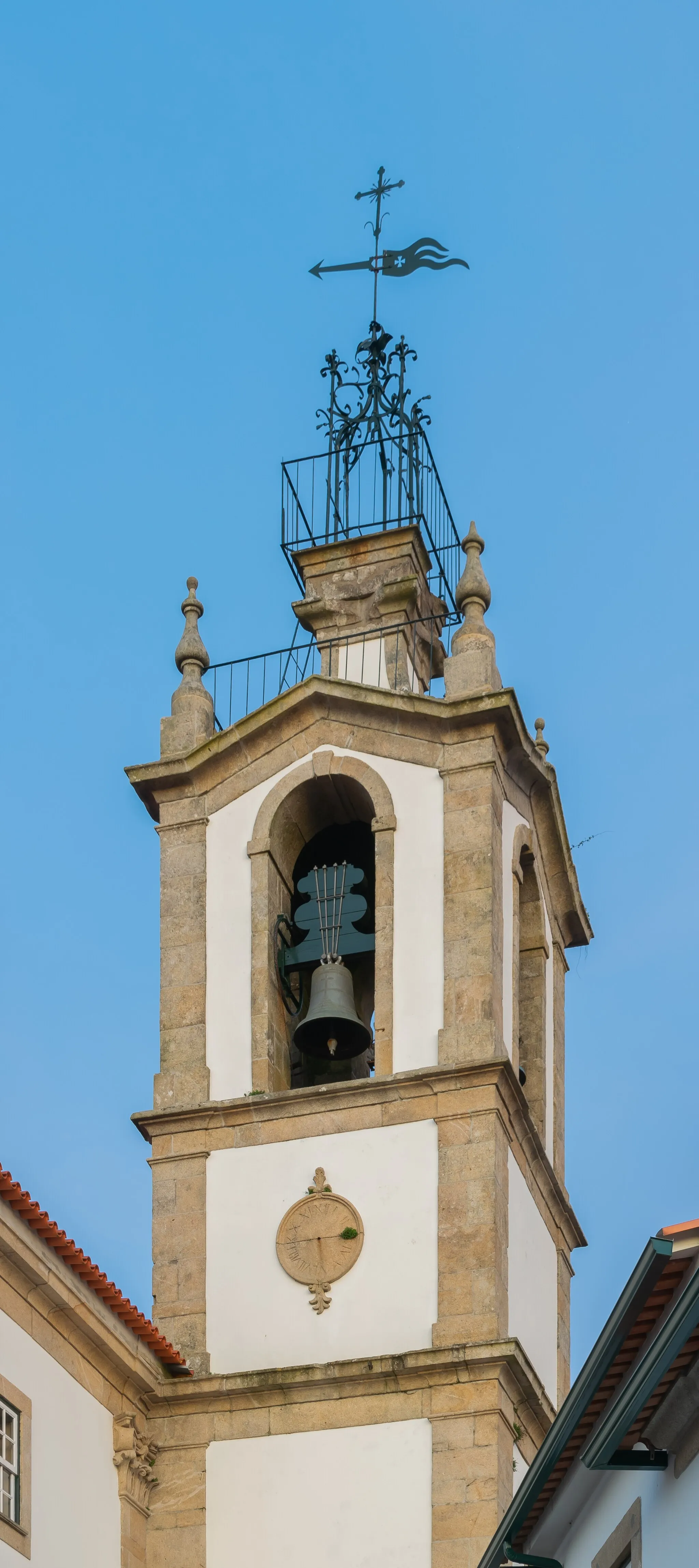 Photo showing: Bell tower of the Saint Stephen church in Valença do Minho, Viana do Castelo district, Portugal

This building is classified as Incluído em sítios classificados . It is indexed in the SIPA database (Sistema de Informação para o Património Arquitetónico) under the reference 6230.