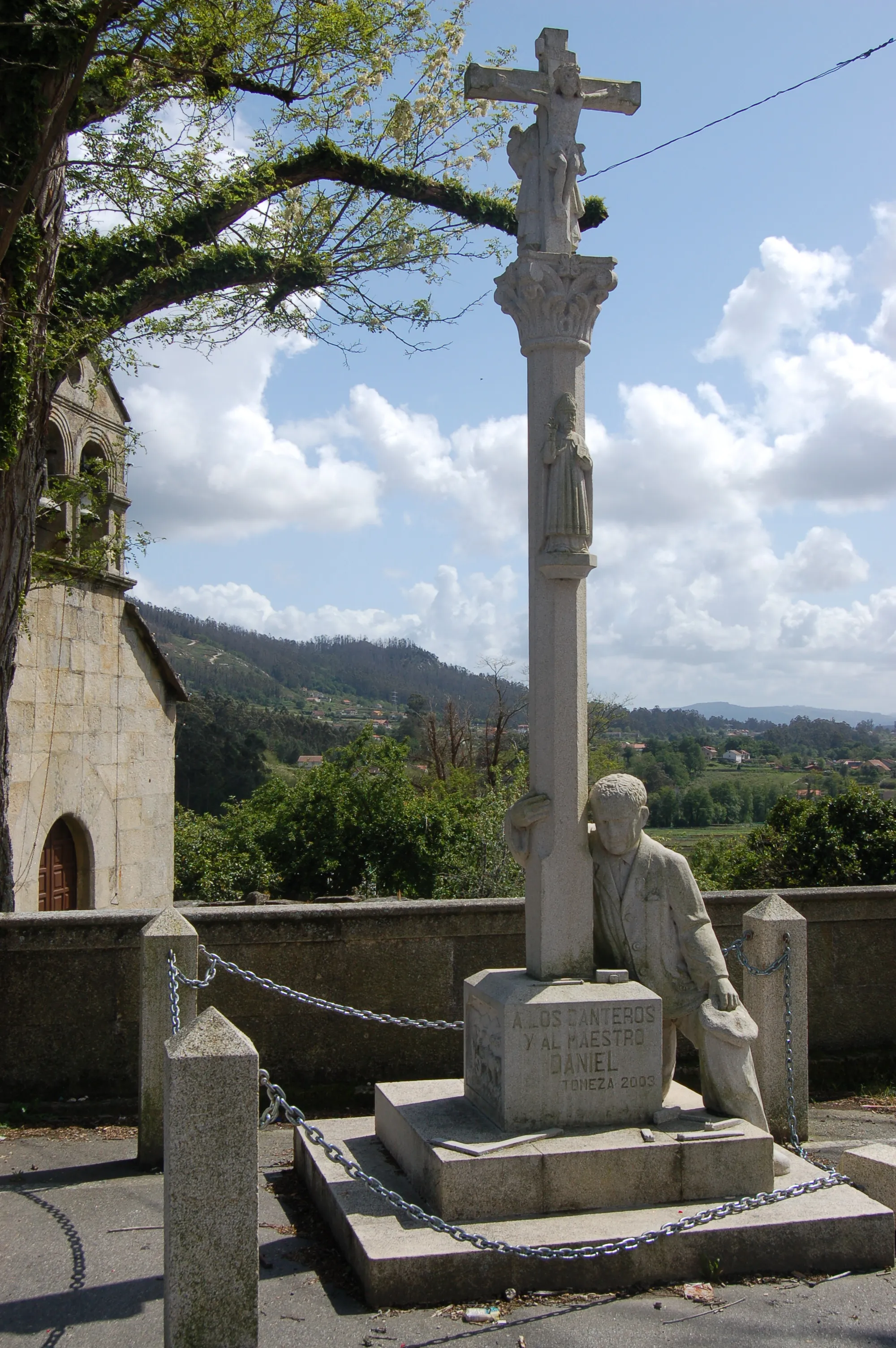 Photo showing: Cruceiro en homenaxe ós canteiros en Tomeza (Pontevedra), xunto á igrexa parroquial
