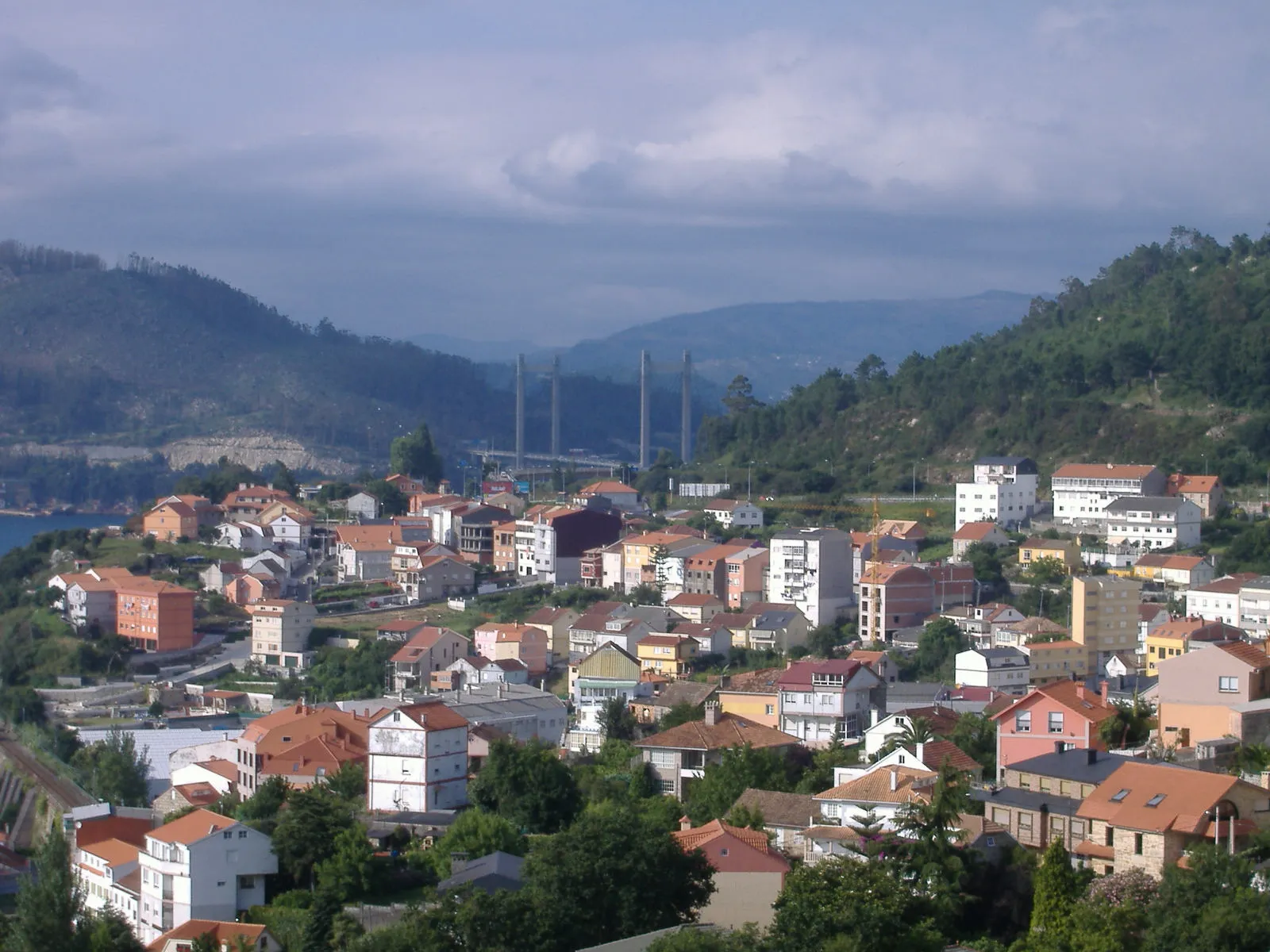 Photo showing: View of the downtown Chapela, and, in the distance, Rande Bridge, taken from the Pinar do Crego.