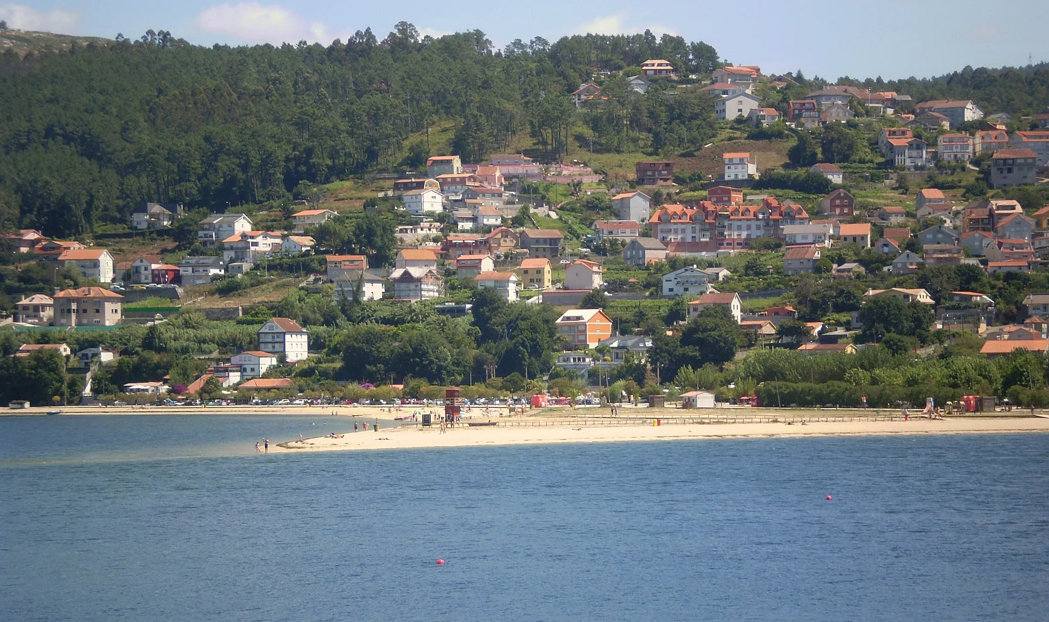 Photo showing: Vista de Cesantes, Redondela dende a illa de Santo Antón