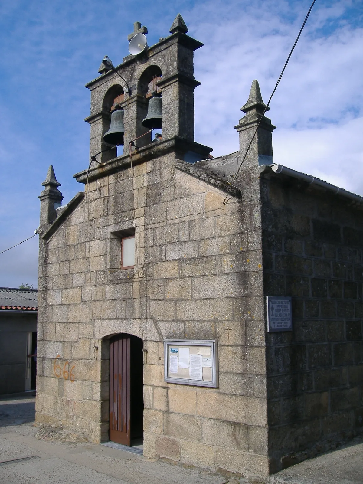 Photo showing: Front view of the old parrish church of San Fausto de Chapela, in Romanesque Style, located in the municipality of Redondela.