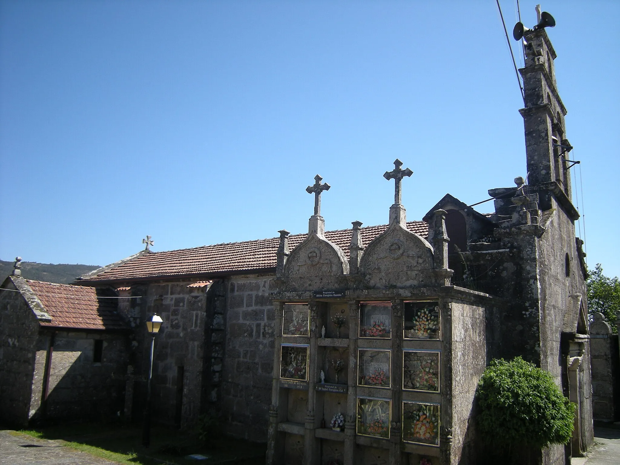 Photo showing: Edificada en estilo barroco sobre una antigua construcción románica. Conserva una cruz antefija sobre un canecillo en el testero del ábside y el tímpano de la primitiva portada incrustado en un muro interior de la nave.