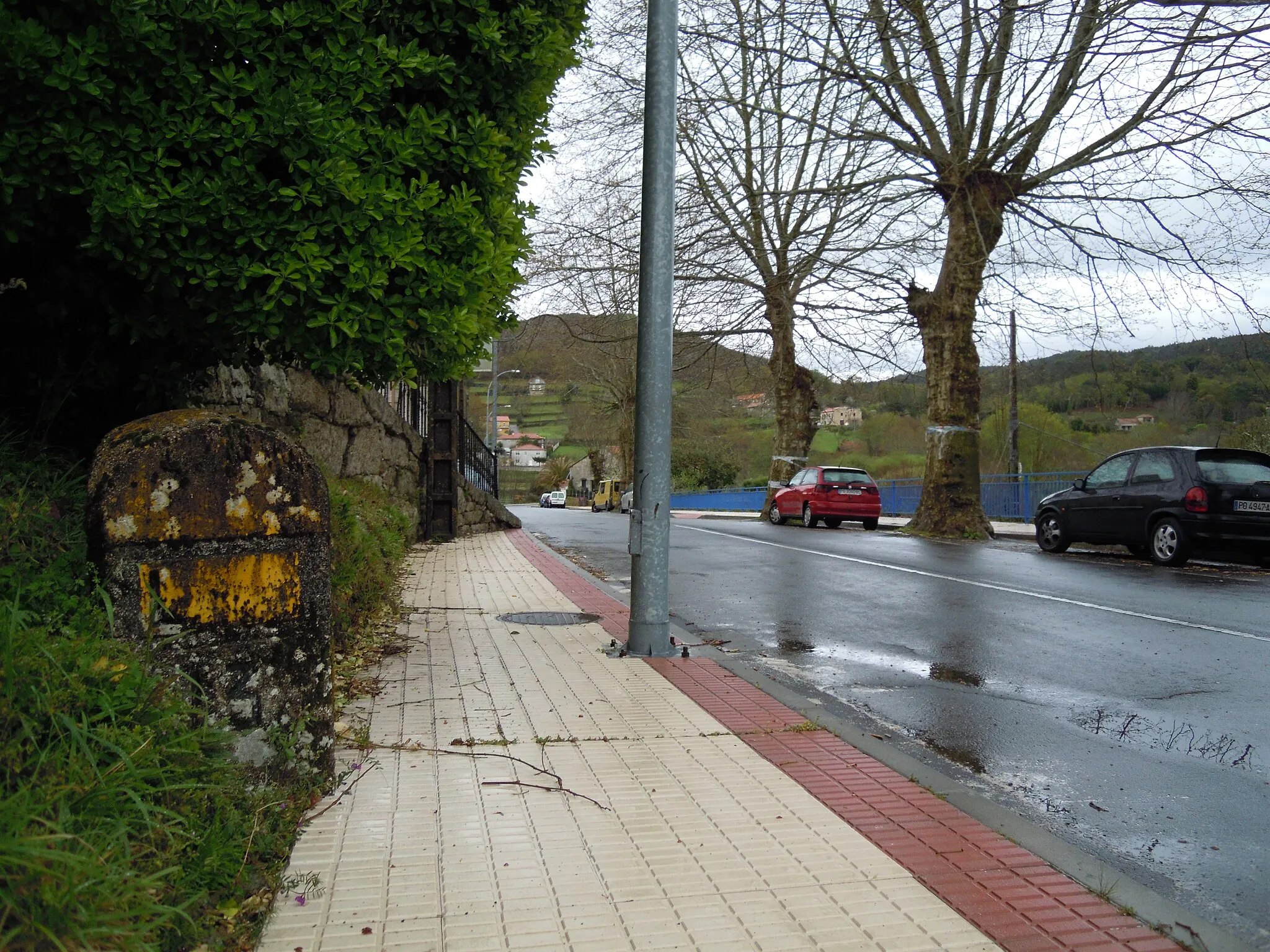 Photo showing: Fito quilométrico 13 da estrada PO-233 na Chan (Carballedo, Cerdedo-Cotobade).