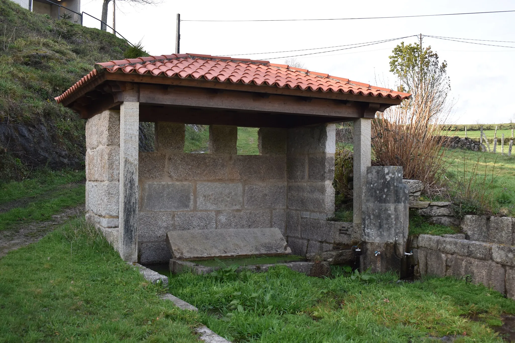 Photo showing: Fonte e lavadoiro do Cano en Corredoira, Cerdedo-Cotobade