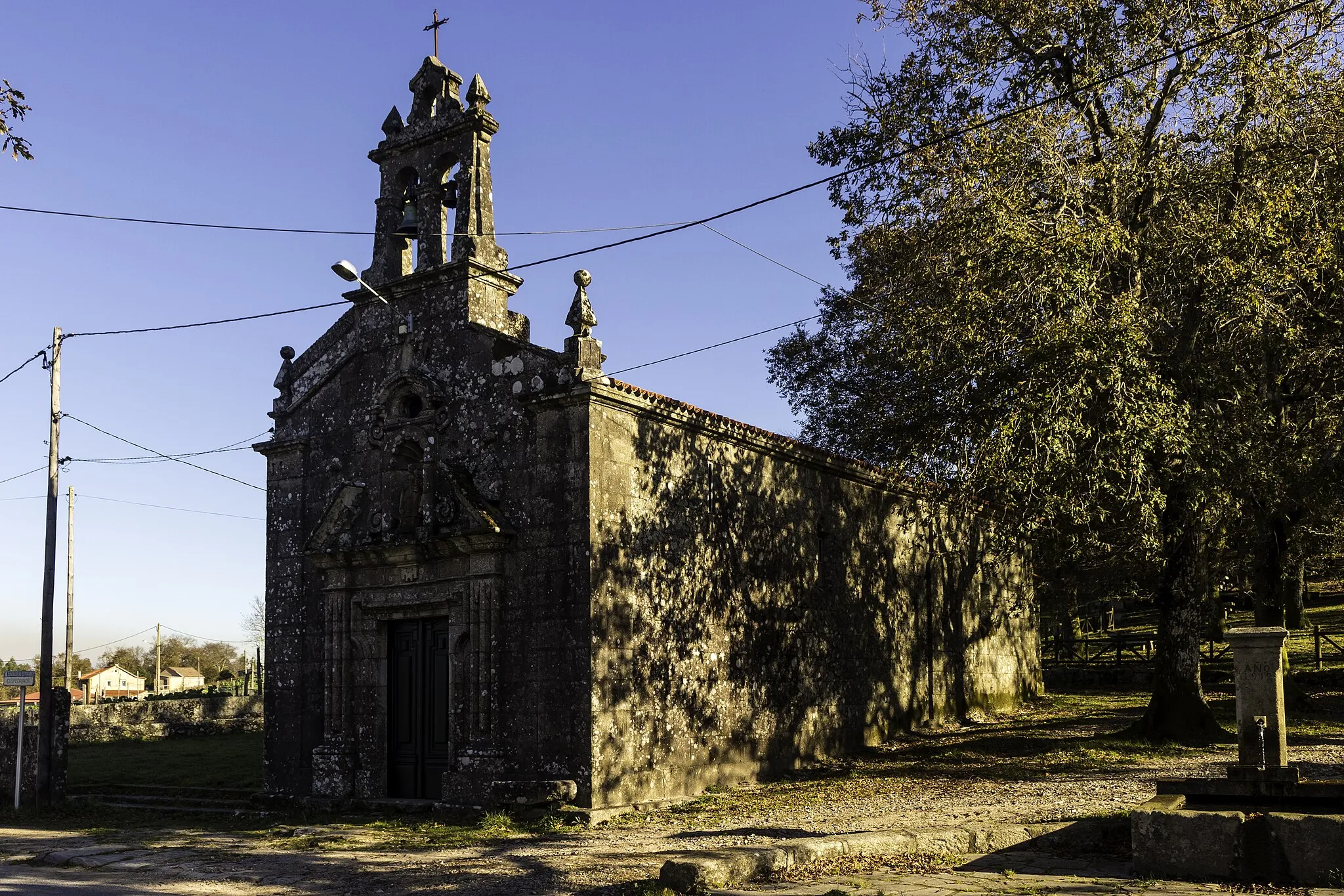 Photo showing: Capela da Virxe do Carme de Cuspedriños, na parroquia de San Xurxo de Sacos, Cerdedo-Cotobade.