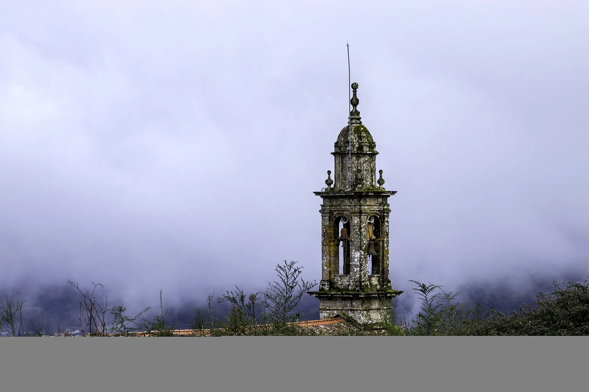 Photo showing: Torre da igrexa de Santa María de Moimenta, Campo Lameiro.