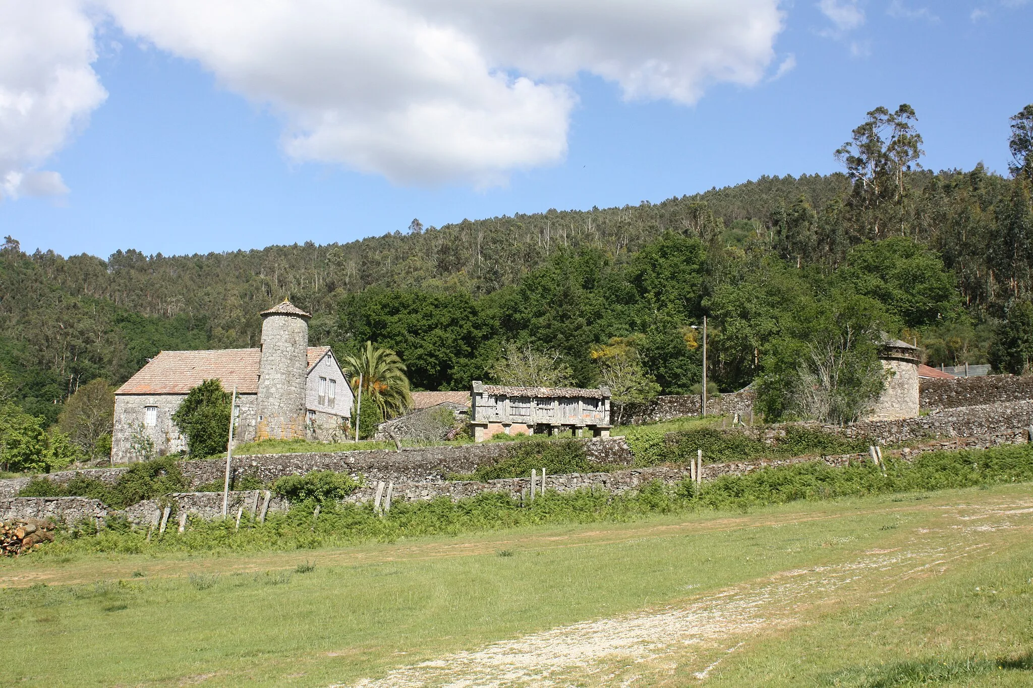 Photo showing: A reitoral de Amil, preto da igrexa de San Mamede de Amil (Moraña, Pontevedra), cun hórreo, un pombal e unha torre defensiva medieval.