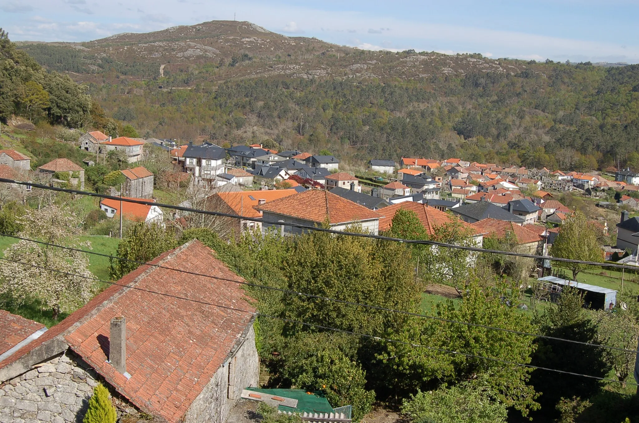 Photo showing: Vista da aldea de Abelenda (na parroquia de Abelenda, concello de Avión) desde a igrexa parroquial de Santa Mariña