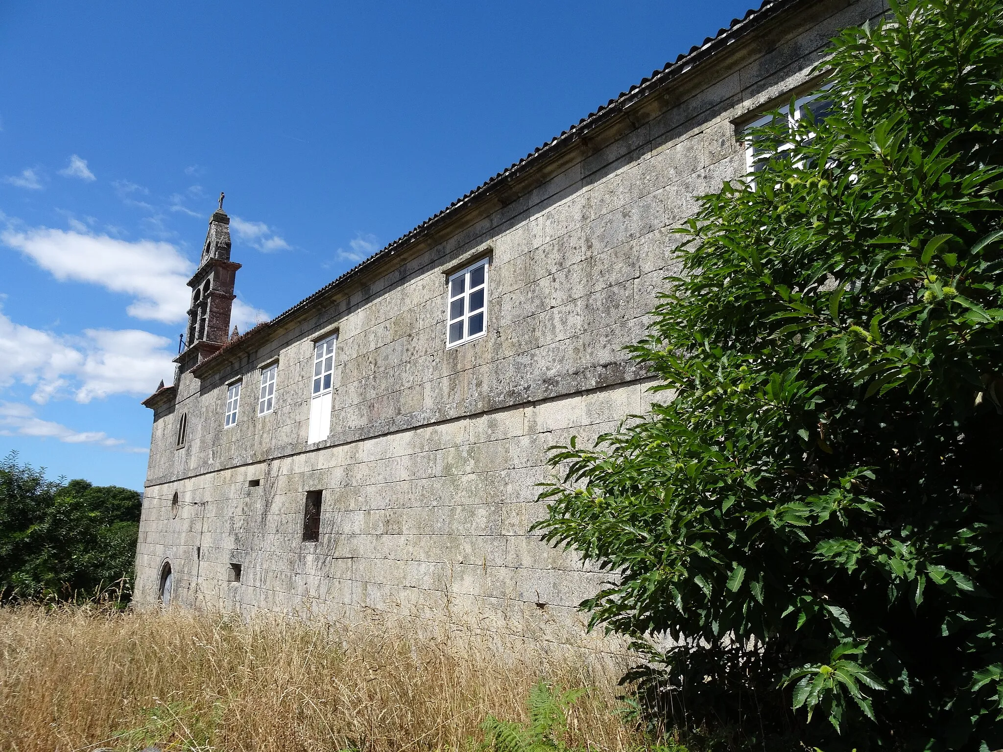 Photo showing: Lateral da igrexa parroquial de Refoxos, Cortegada.