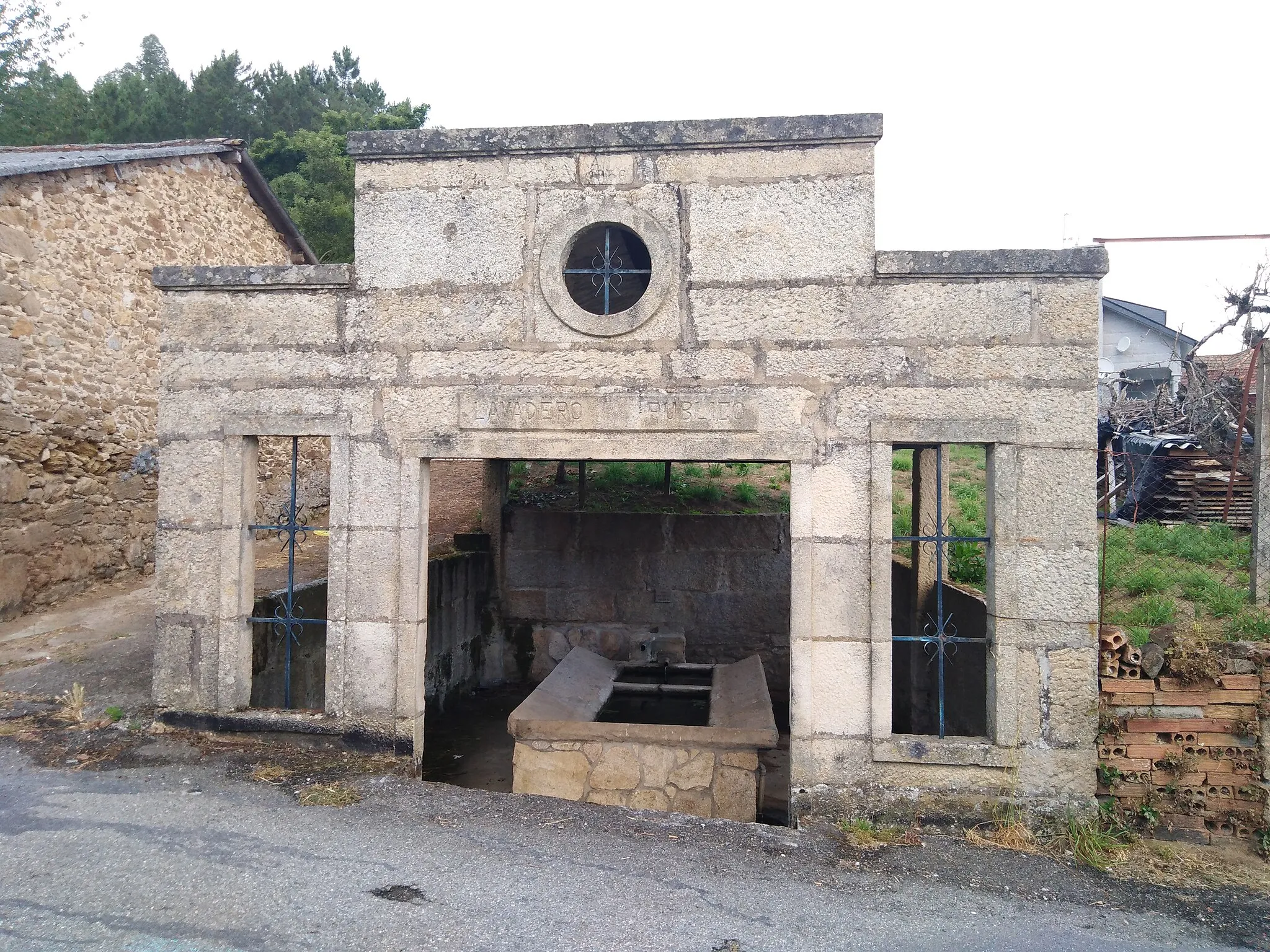 Photo showing: Lavadoiro en Vilavidal, Santo André de Penosiños, Ramirás