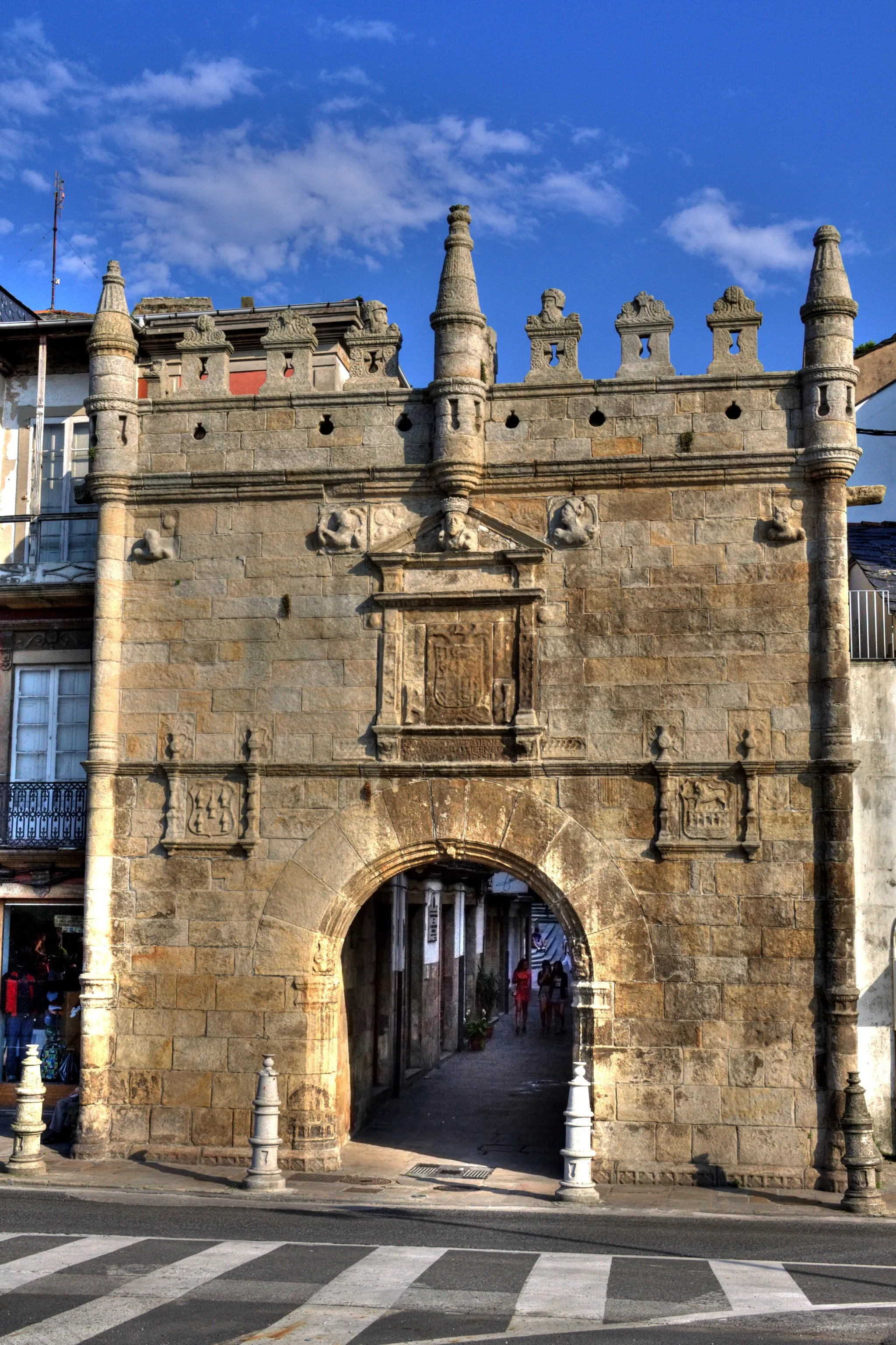 Photo showing: Viveiro, Puerta de Carlos V - Castillo del Puente