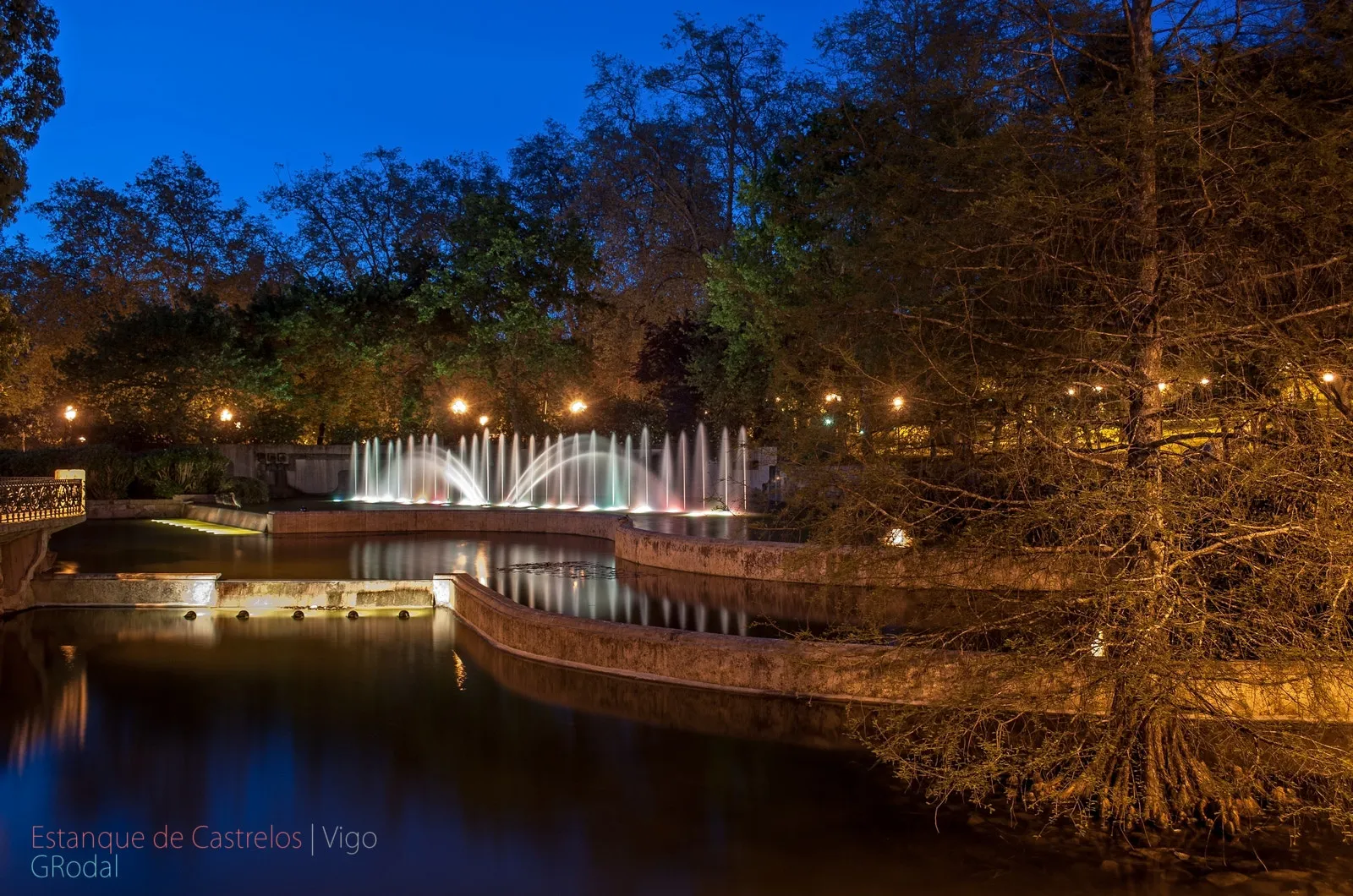 Photo showing: 500px provided description: Imagen tomada en el estanque de los patos en Castrelos, Vigo. No se ha utilizado ning?n filtro. El revelado de la imagen ha sido realizado con Photivo y Gimp. Publicada bajo licencia Creative Commons - Attribution-ShareAlike [#Landscape ,#Park ,#Long Exposure ,#Night ,#Galicia ,#Urban ,#Paisaje ,#Nocturna ,#Pond ,#Fountain ,#Vigo ,#Urbano ,#Agua ,#Parque ,#Fuente ,#Larga Exposici?n ,#Estanque ,#Castrelos]