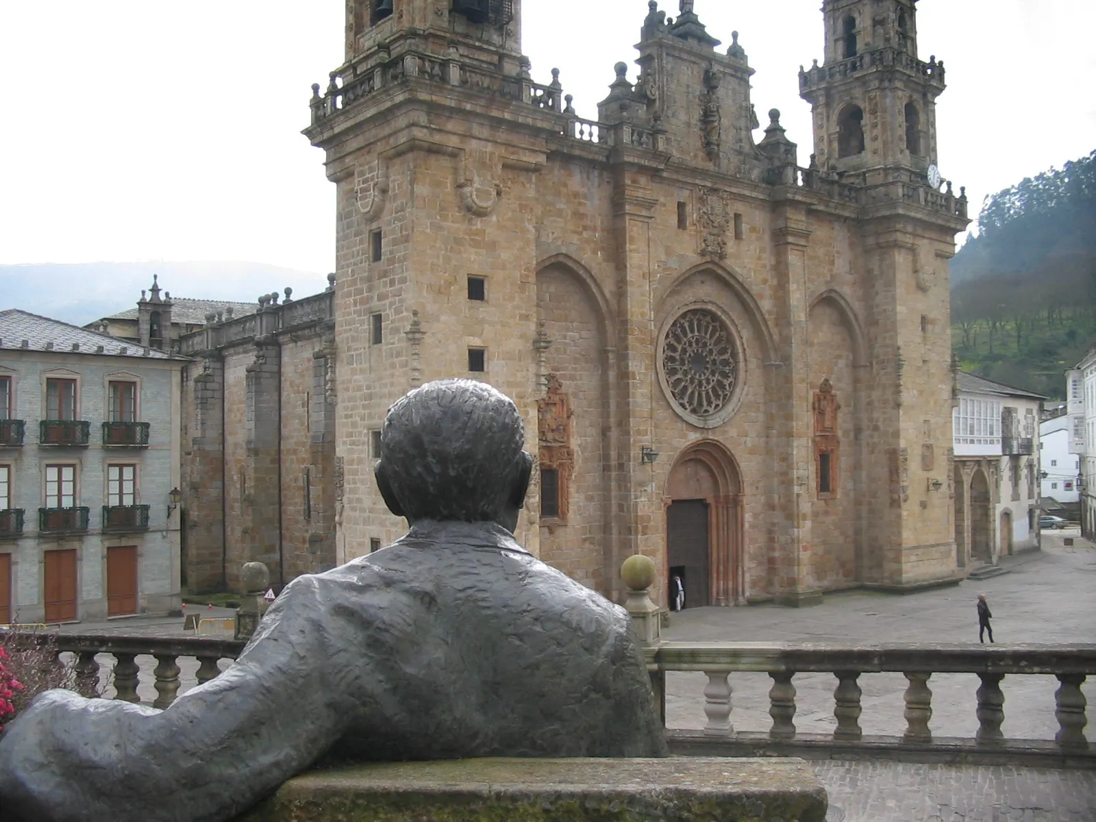 Photo showing: Spanish/Galician Writer Alvaro Cunqueiro statue on Mondoñendo