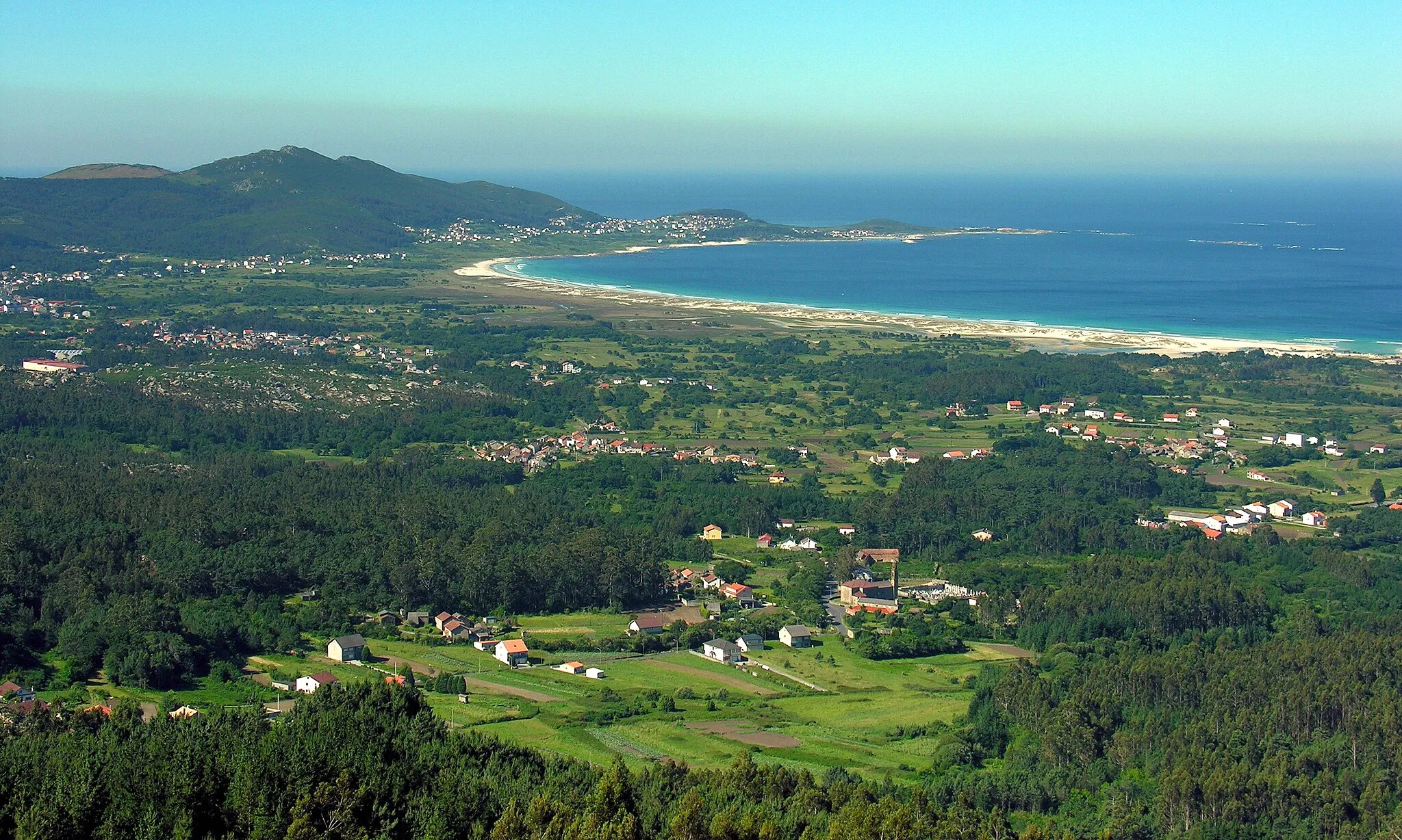 Photo showing: Vista da Igrexa de San Mamede de Carnota dende a porta do adro.