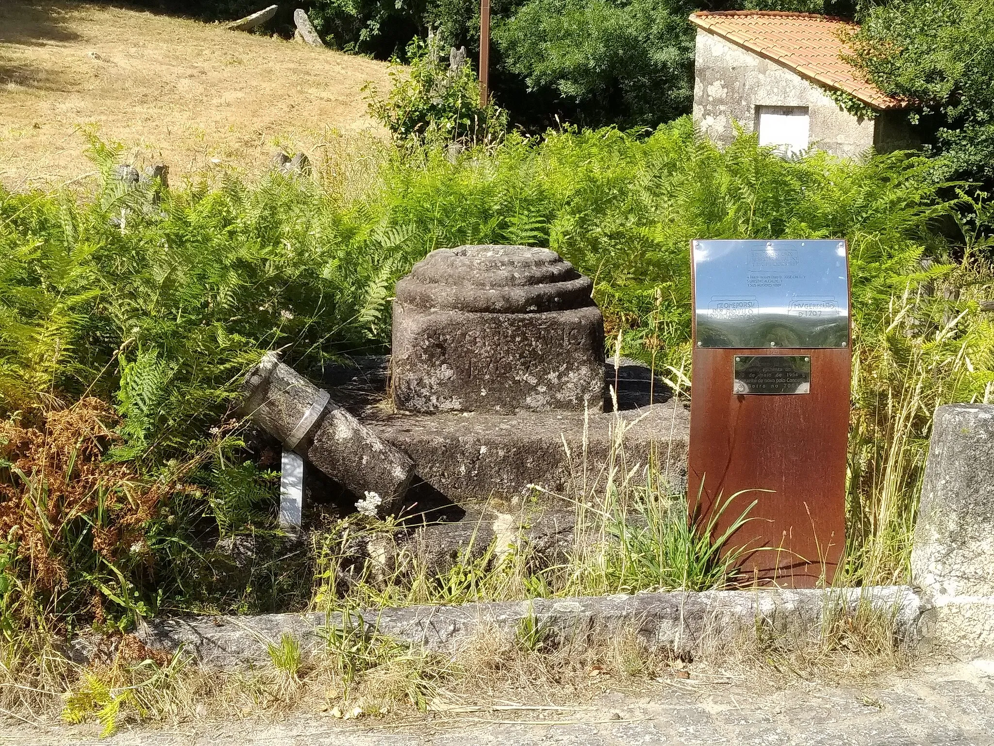 Photo showing: Restos do cruceiro de Bealo (Boiro). A carón do cruceiro hai unha placa que di: "Este cruceiro foi derrubado por unha enchenta do río o 20 de maio de 1954 e ergueito de novo polo Concello de Boiro no 2009". Refírese ó rego Beluso, qiue pasa ó pé do cruceiro.