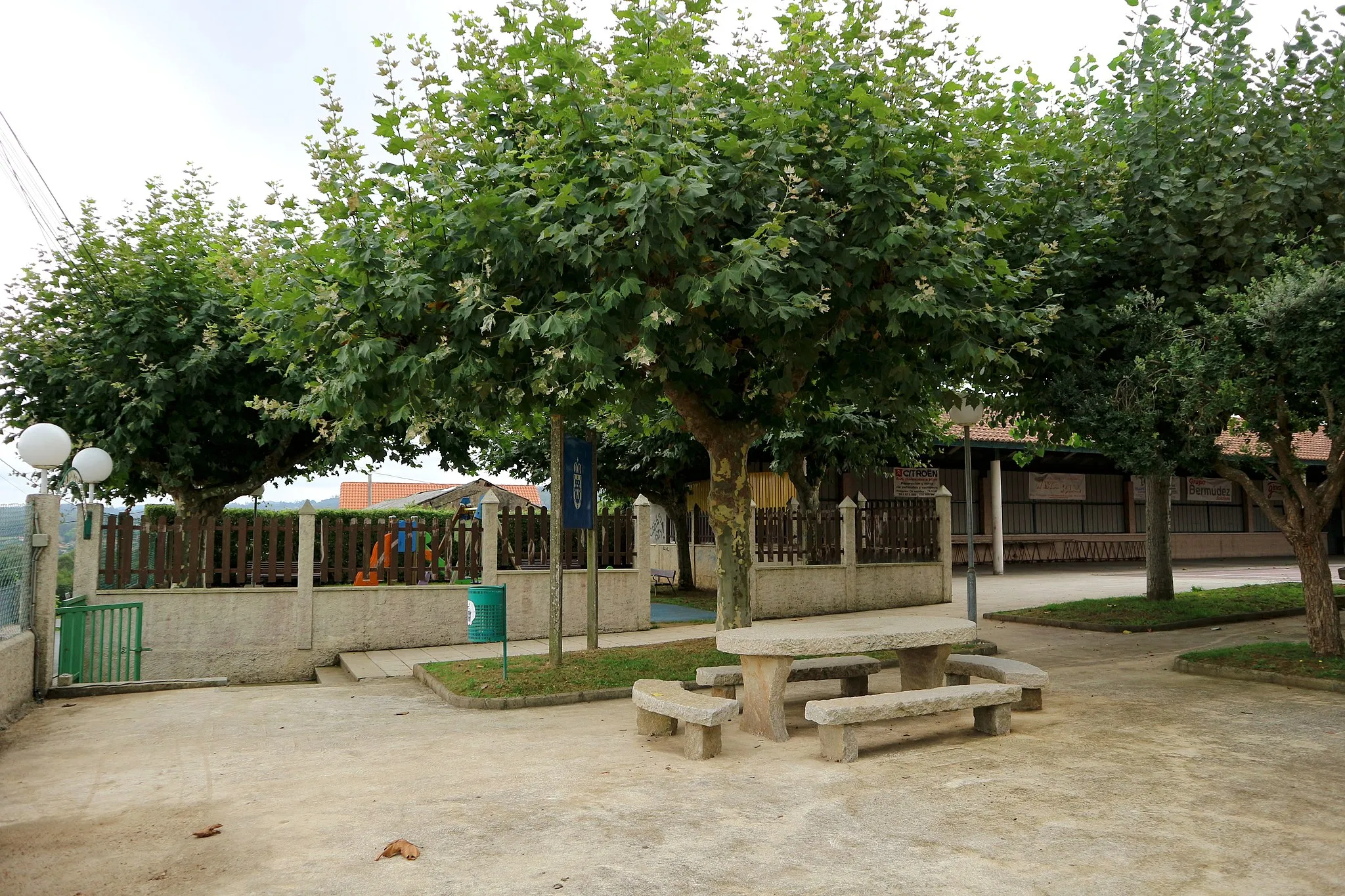 Photo showing: Campo da festa, parque infantil e centro social na Atalaia, Cañás (Carral, A Coruña).