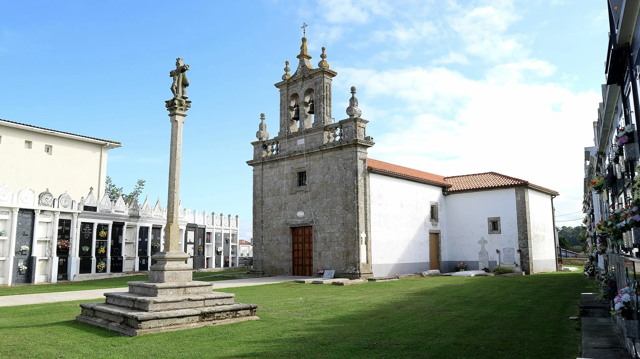 Photo showing: Igrexa e cruceiro de Santirso de Mabegondo. Na Igrexa, Mabegondo, Abegondo.