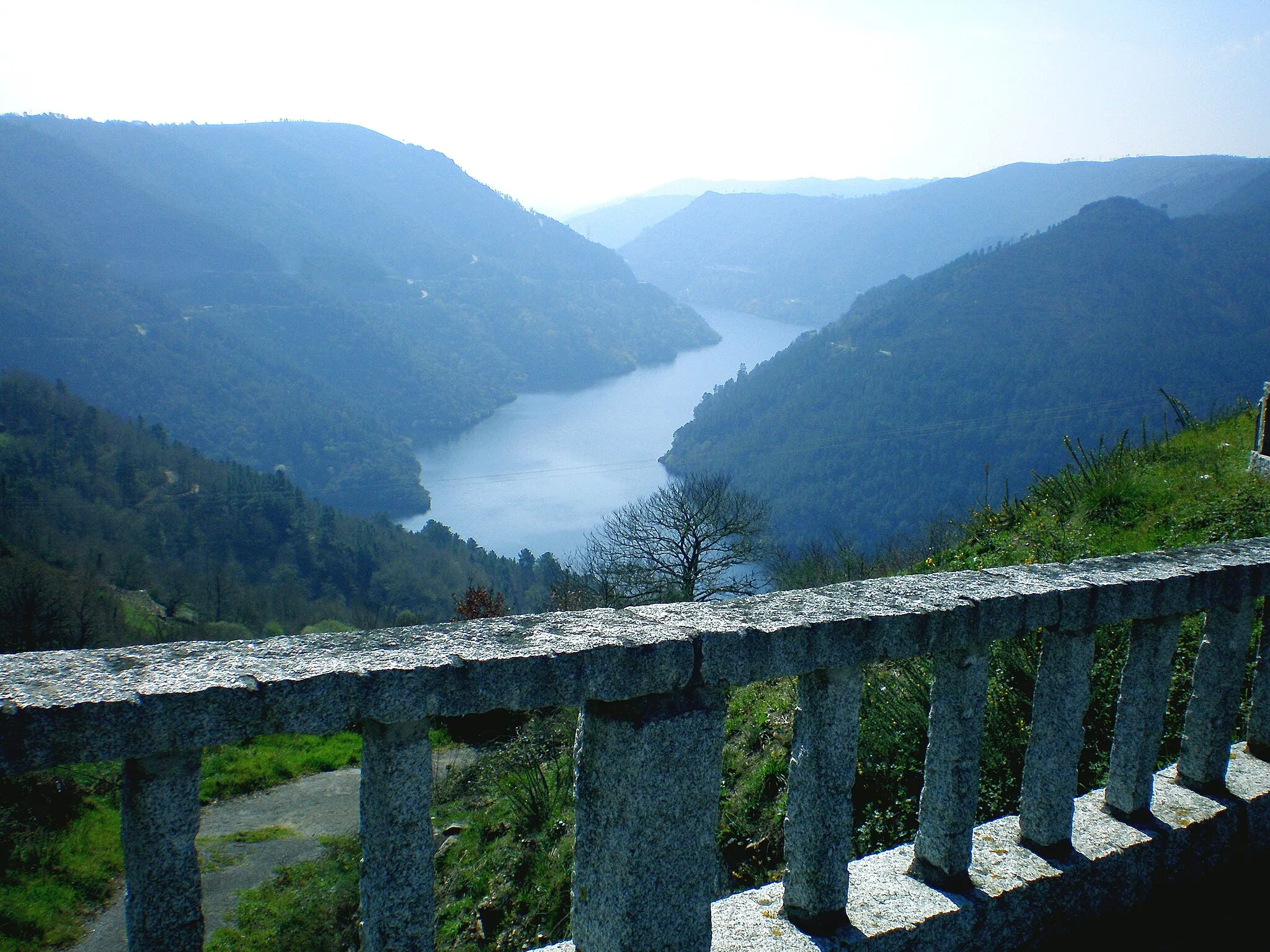 Photo showing: Galicia - La Ribeira Sacra, un paisaje de lagos, ríos y montañas en el límite de las provincias gallegas de Lugo y Ourense
