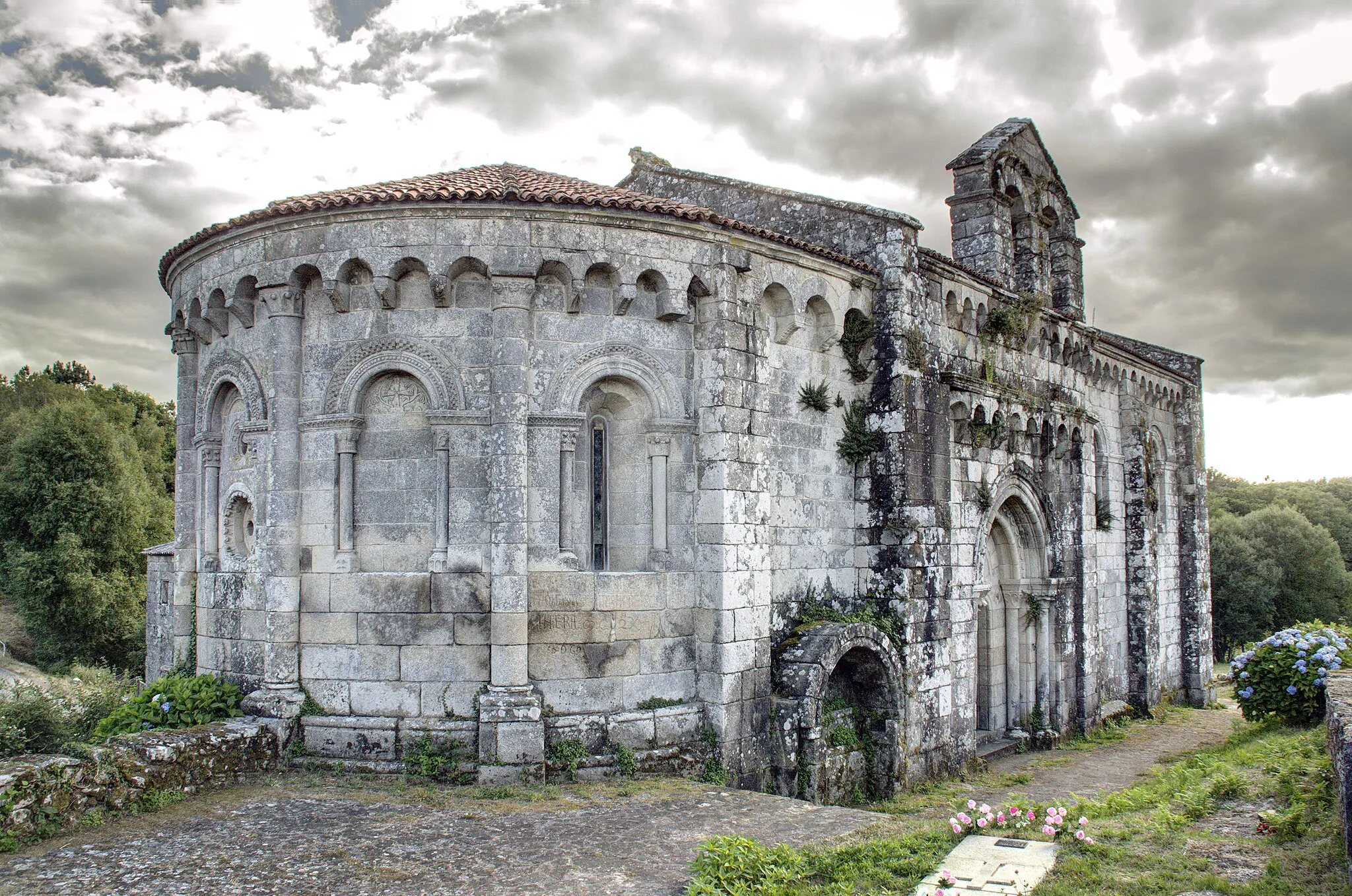 Photo showing: Monasterio femenino benedictino fundado a mediados del siglo XII y en funcionamiento hasta inicios del XVI. Datos detallados en www.arquivoltas.com/11-Galicia/01-Dozon1.htm