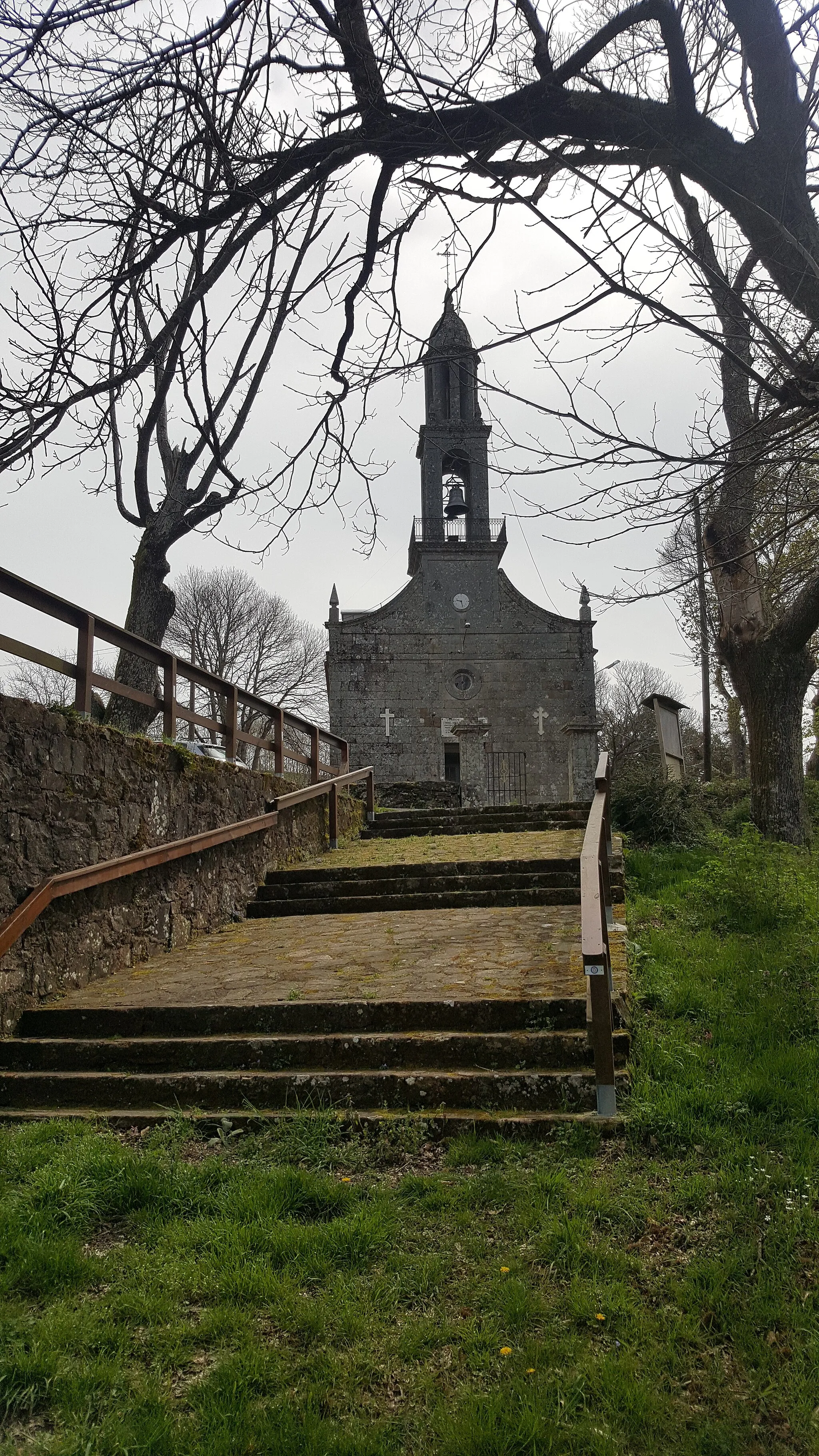 Photo showing: Vista frontal da Igrexa de Vilatuxe (Lalín)