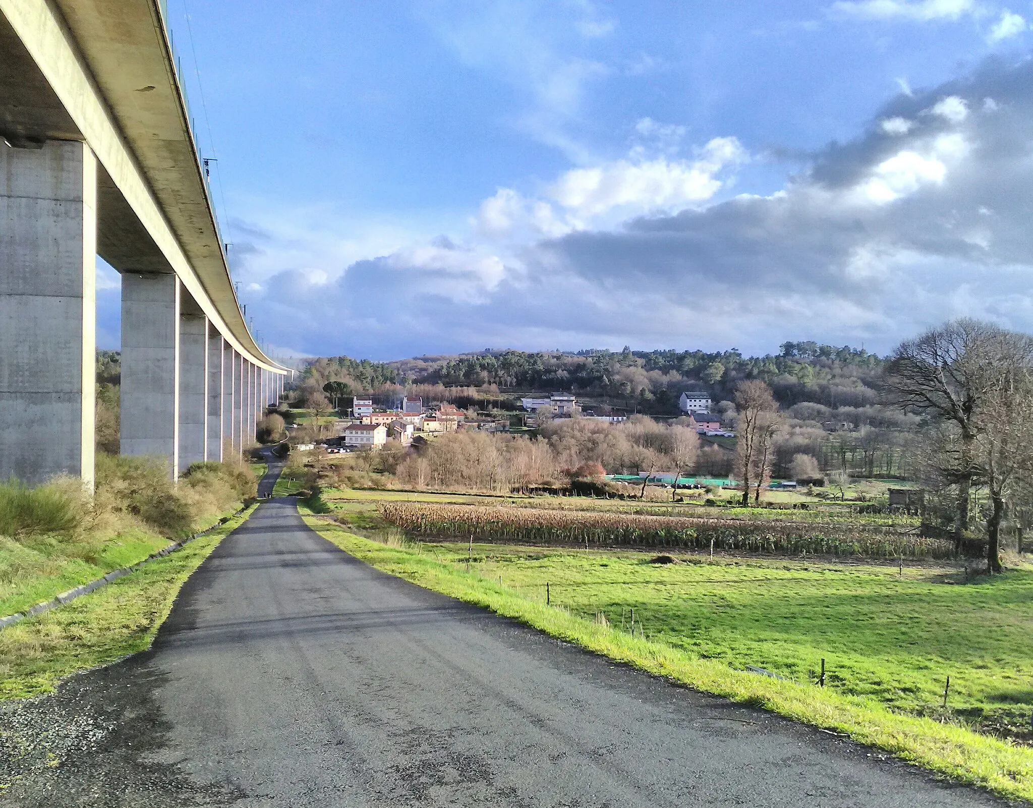 Photo showing: Vista parcial da aldea de Reguengo, da parroquia de Botos (Lalín), a carón do viaduto do ferrocarril