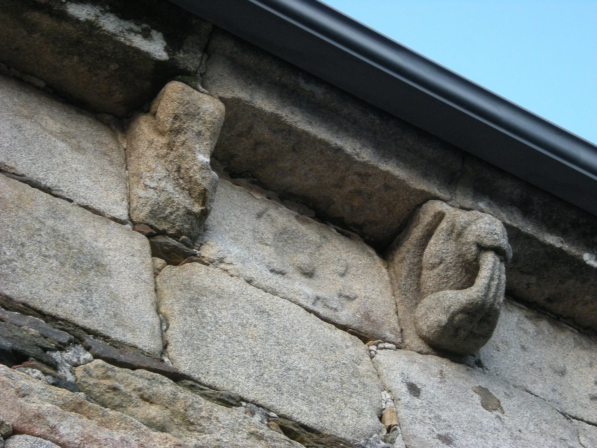 Photo showing: Canecillos en la cornisa del muro sur de la nave.