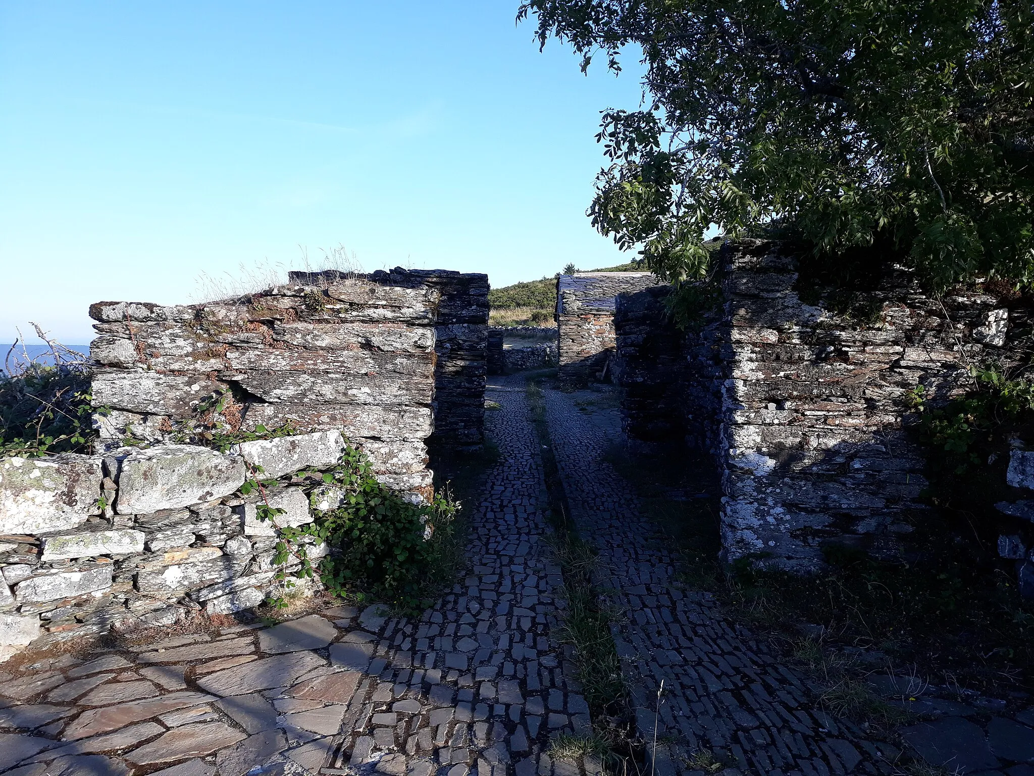 Photo showing: Ruins of the Royal Hospital of Saint James of Montouto. Primitive Way of Saint James. Montouto, Padrón, A Fonsagrada, Lugo province, Galicia, Spain.