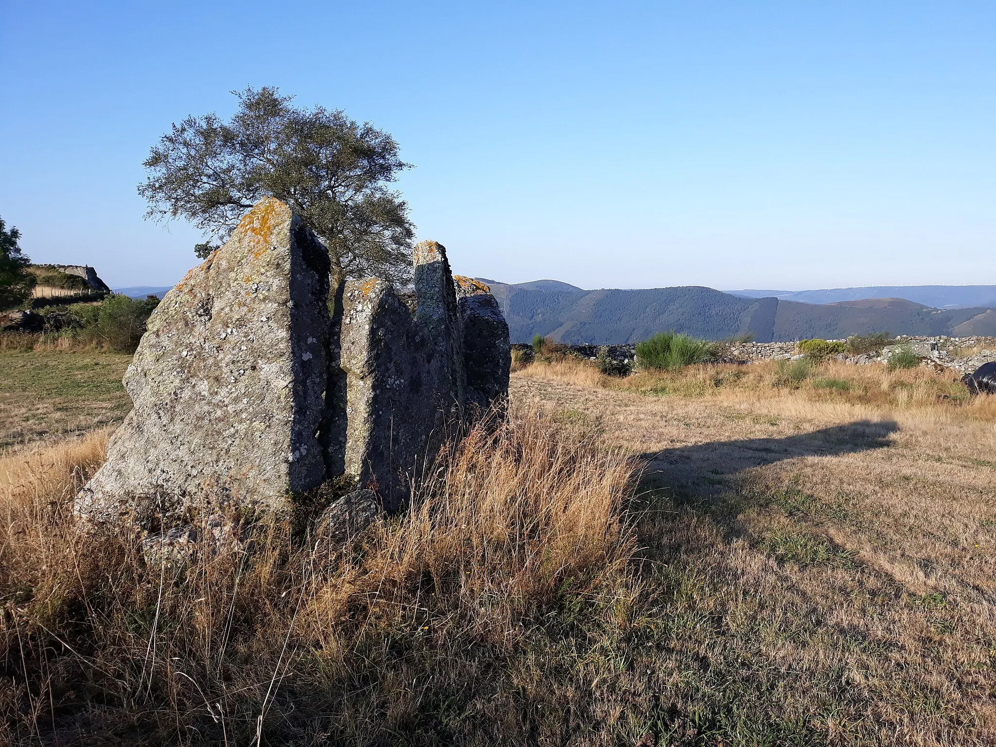 Photo showing: Montouto Dolmen, in Fonsagrada municipality, Lugo province, Galicia, Spain.
