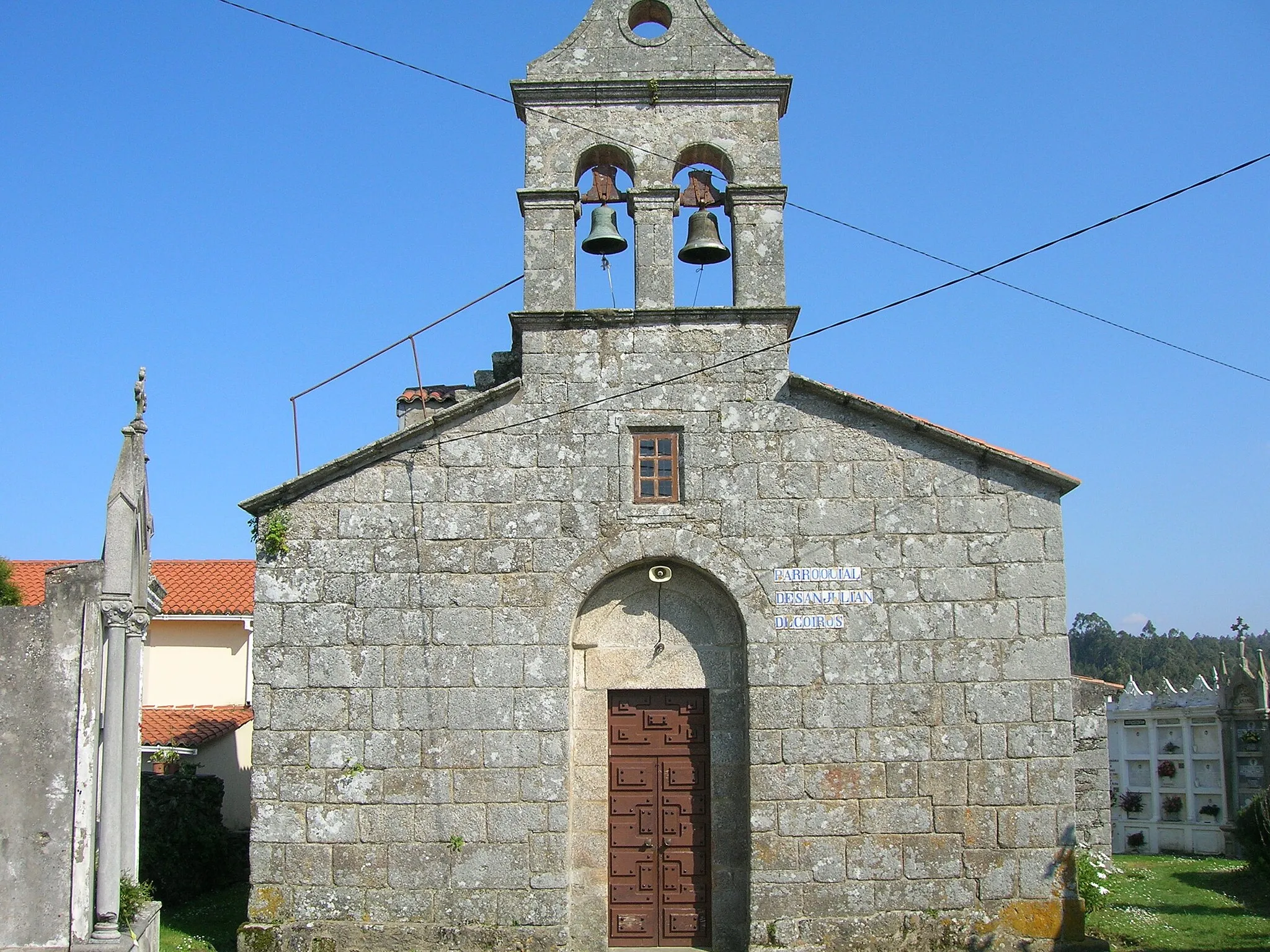 Photo showing: La fachada occidental fue reconstruida en el siglo XVIII, dotandola con una espadaña de dos vanos.