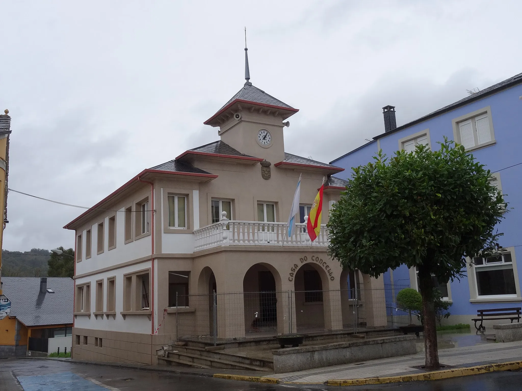 Photo showing: Casa do concello de Baralla pouco tempo despois de sufrir o atentado no ano 2014.