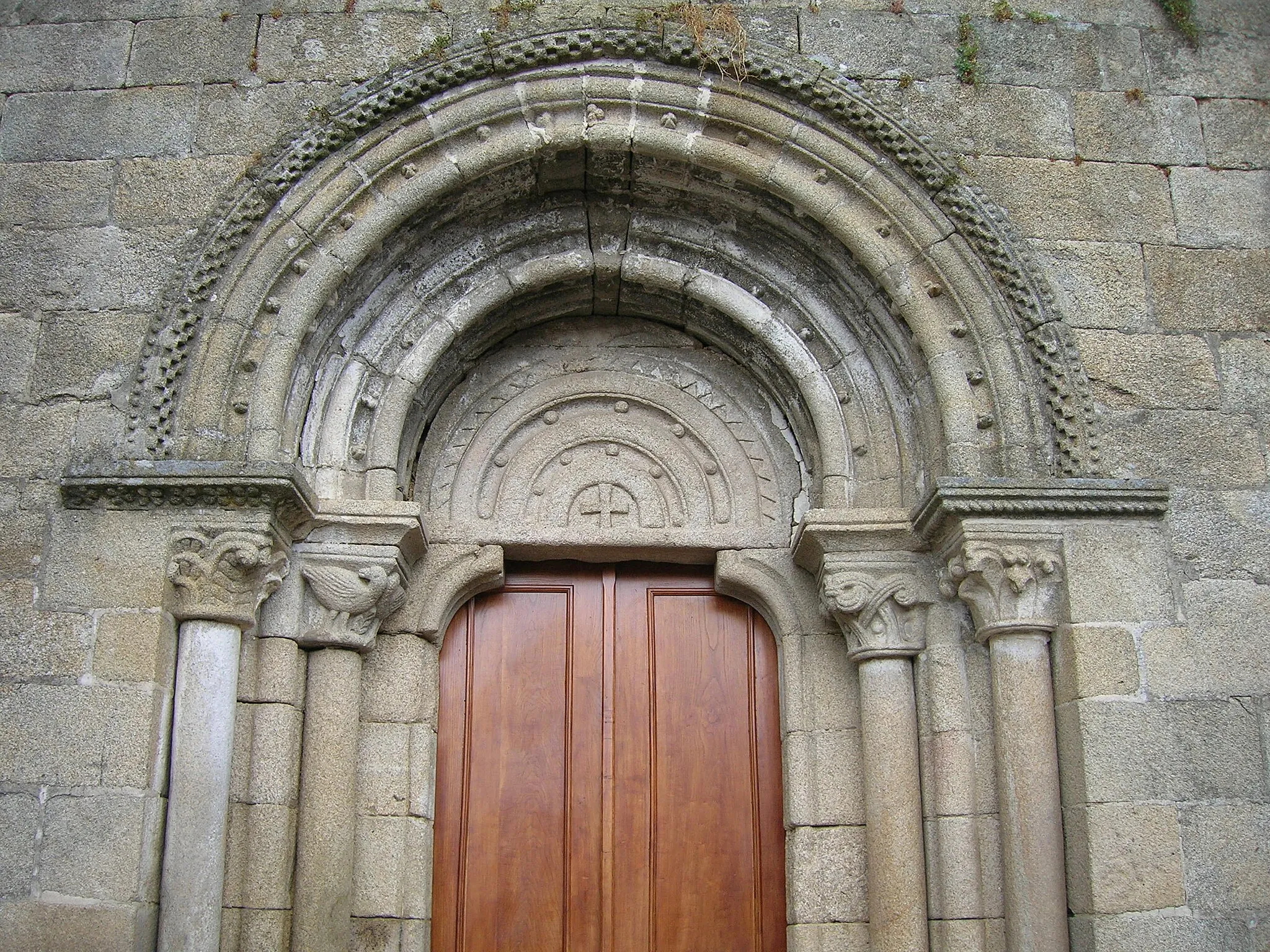 Photo showing: Portada occidental da igrexa de San Salvador de Pazos de Arenteiro, Boborás