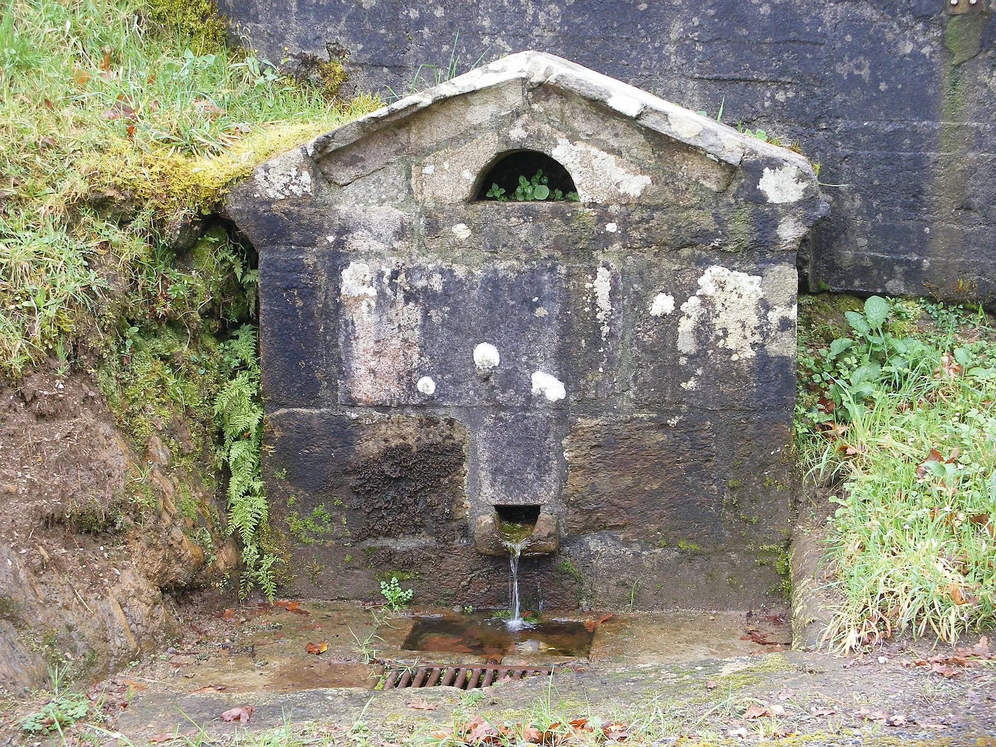 Photo showing: Fonte nas proximidades da igrexa de Paramos no concello coruñés de Val do Dubra