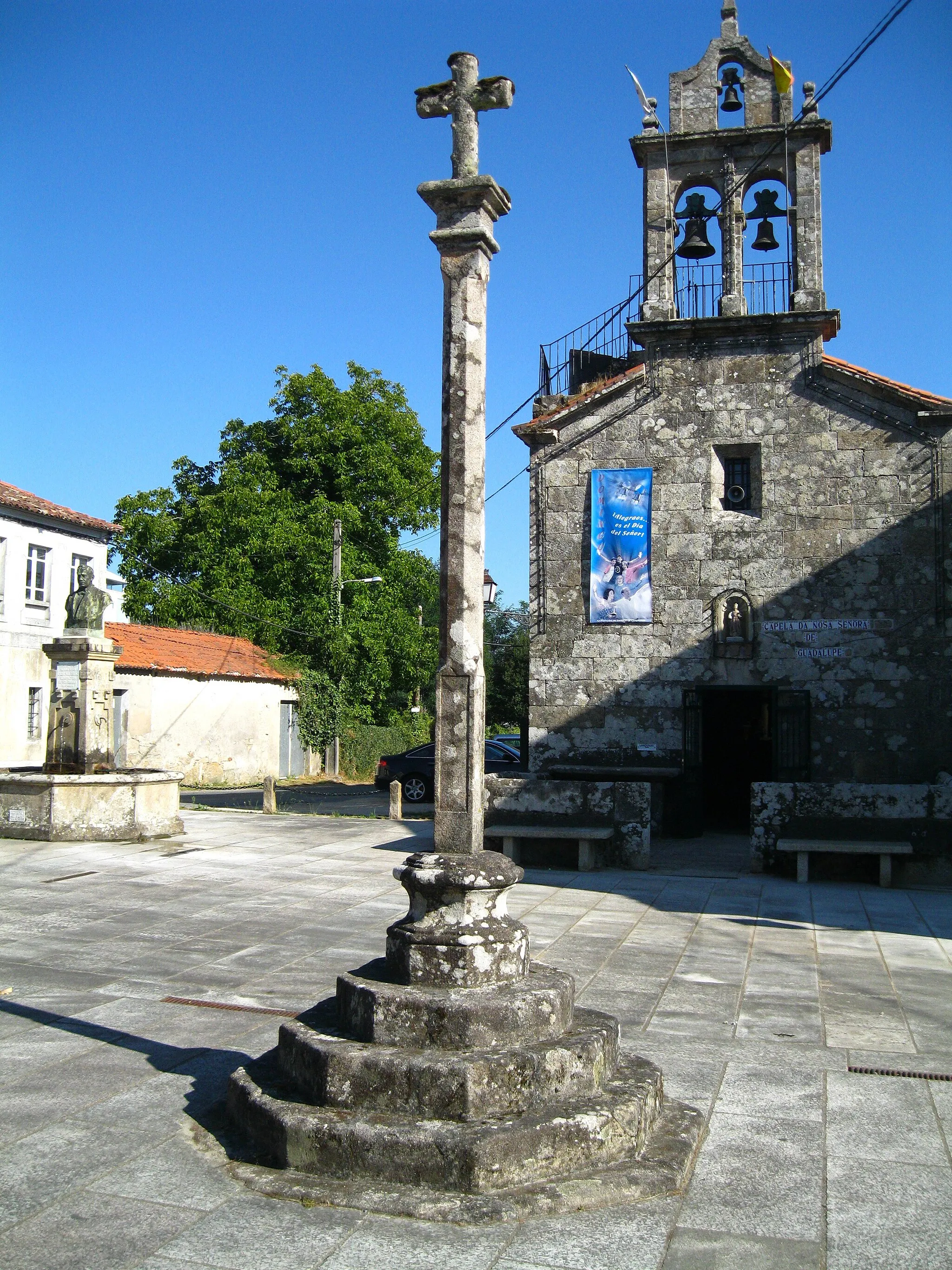 Photo showing: Chapel of Nosa Señora de Guadalupe, in Brión, Galicia, Spain, with a wayside cross in front.