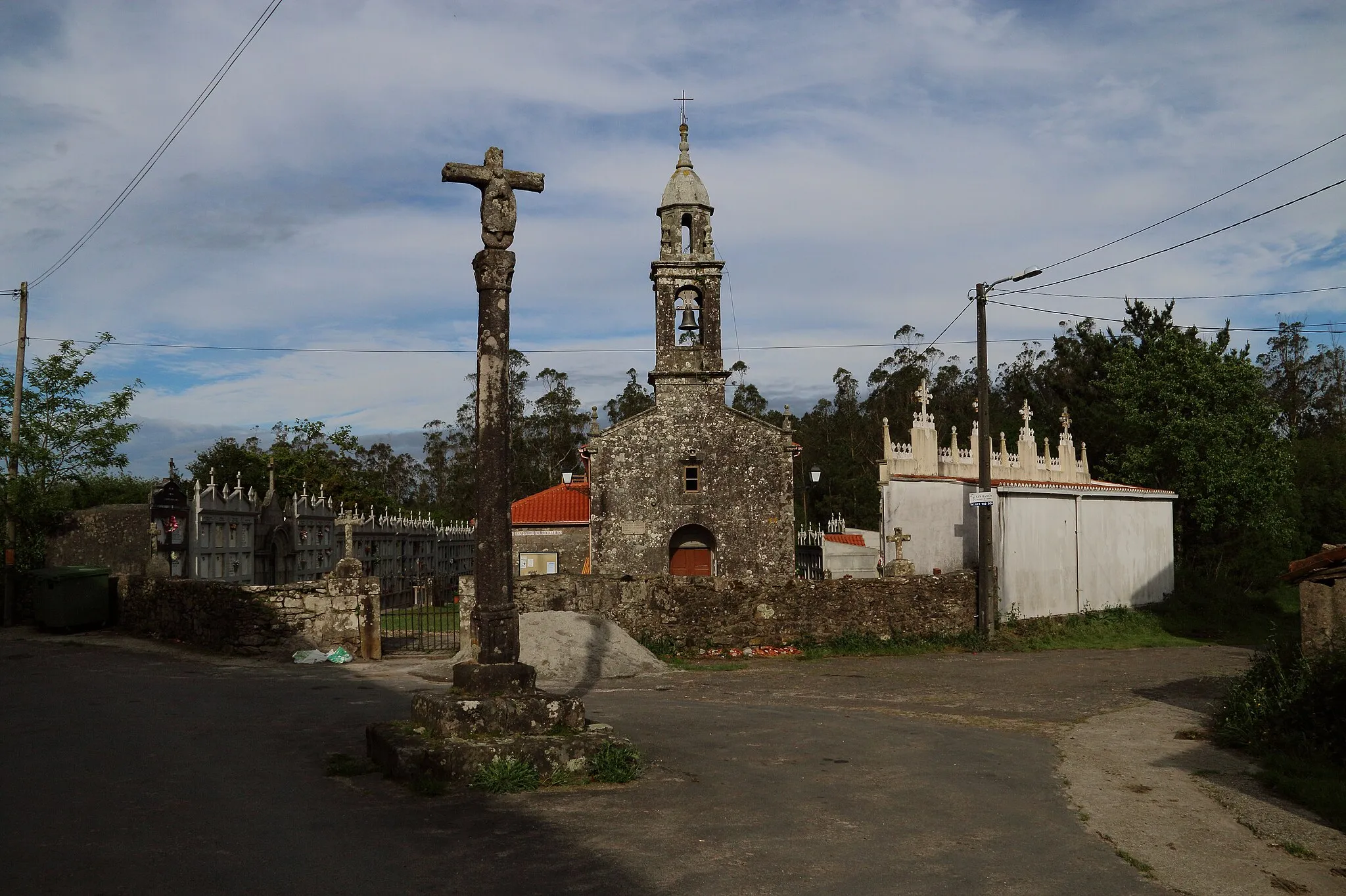 Photo showing: Cruceiro e igrexa de San Pedro de Bugallido en Negreira (A Coruña)