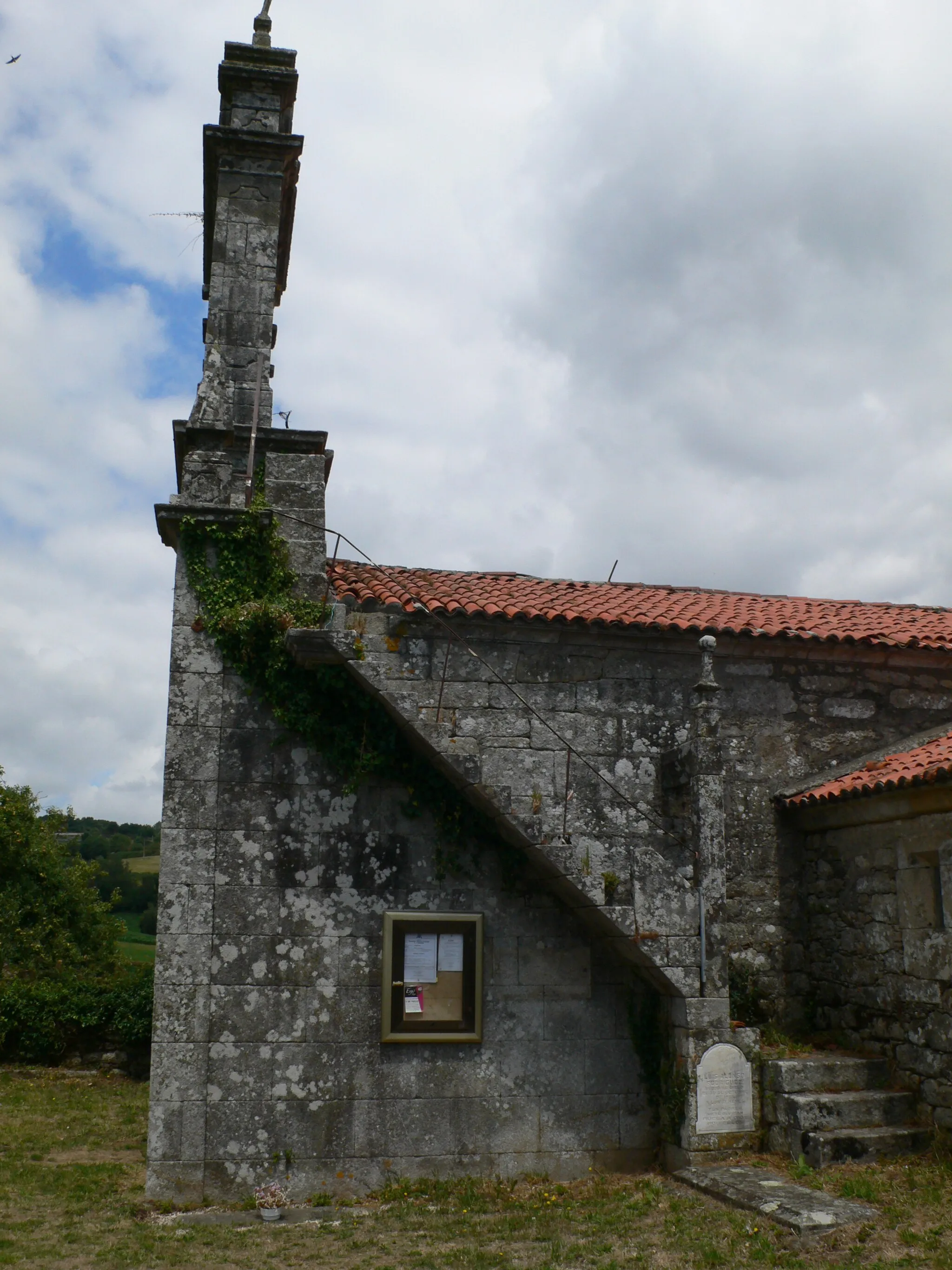 Photo showing: Escaleira exterior da igrexa de Laro, Silleda