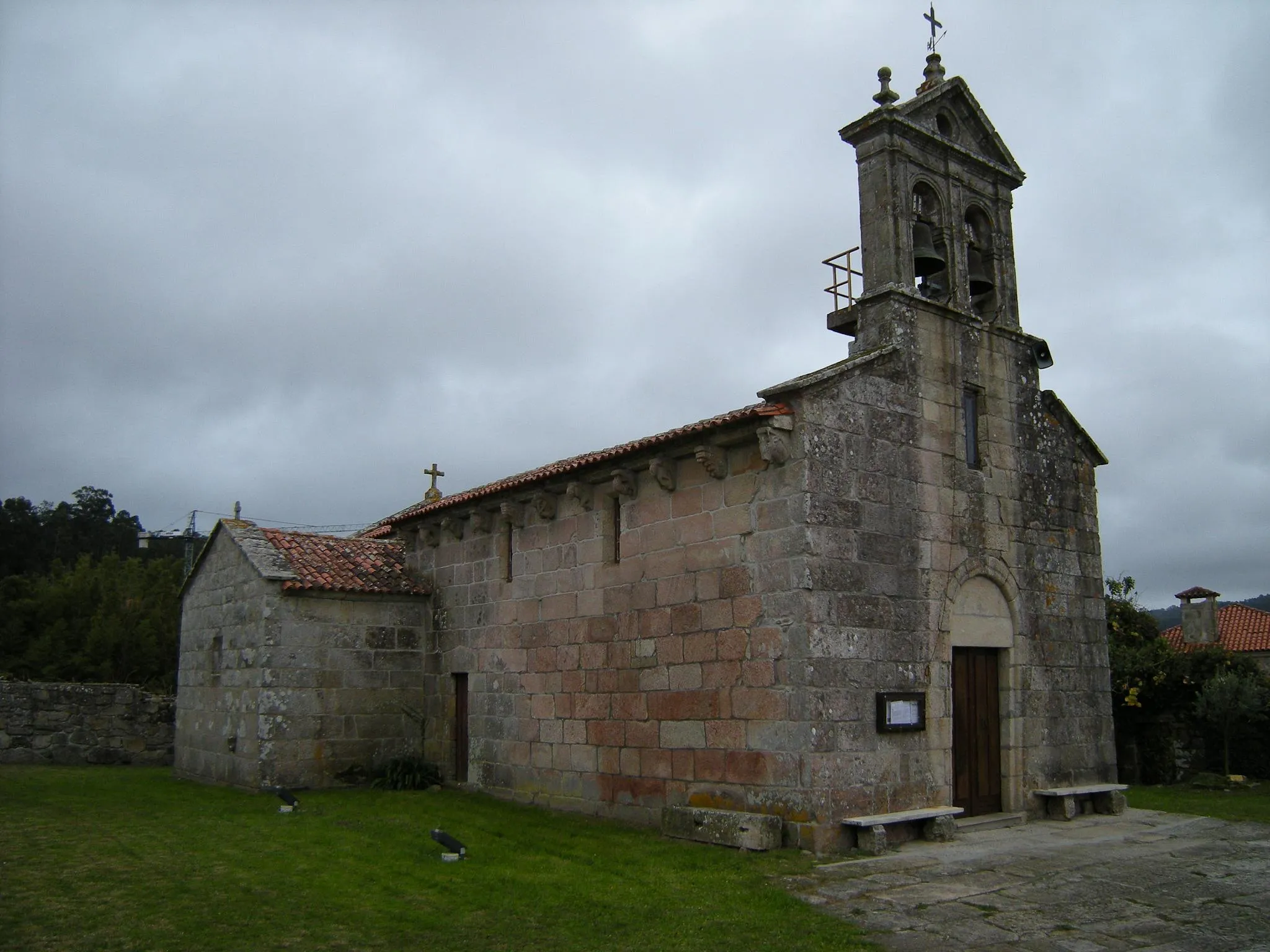 Photo showing: Iglesia románica reformada en siglos posteriores. Tiene planta de nave única y ábside rectangular.

La sacristía moderna fue adosada al muro norte del ábside.