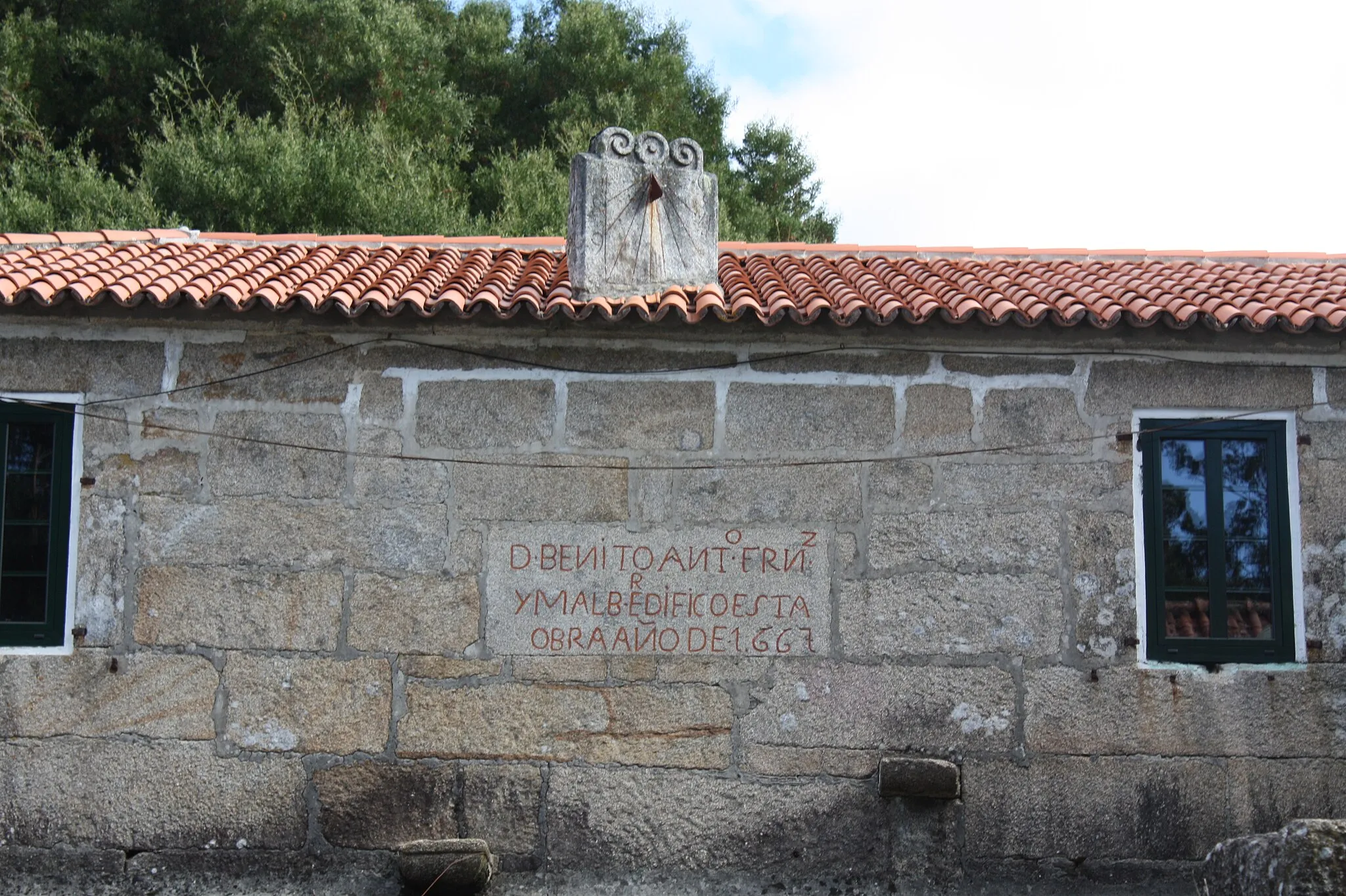 Photo showing: Inscrición na casa reitoral xunto á igrexa parroquial de Santa Cristina de Covas, no concello de Meaño (Pontevedra)