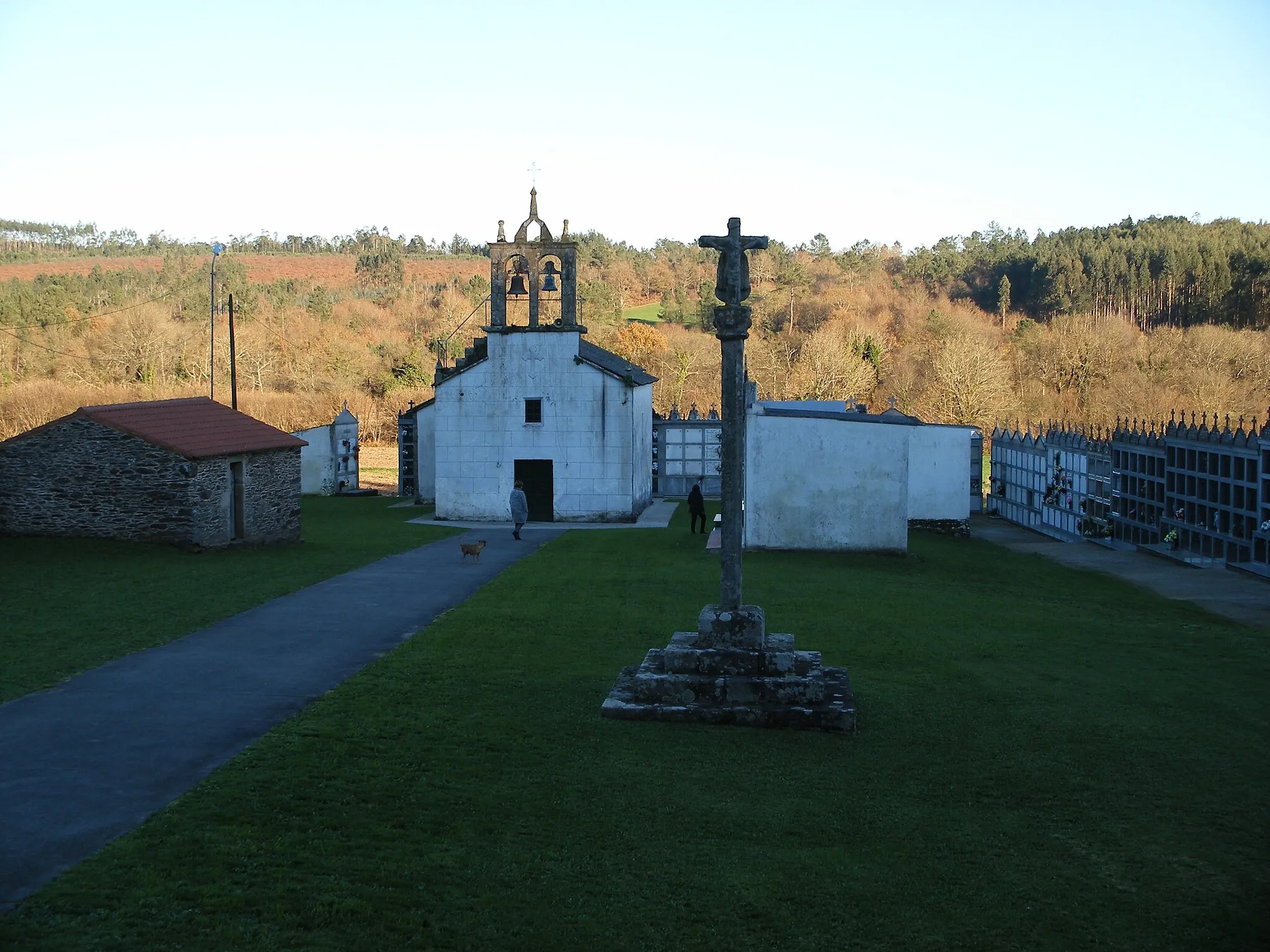 Photo showing: Cruceiro e igrexa parroquial de Numide no concello coruñés de Tordoia.