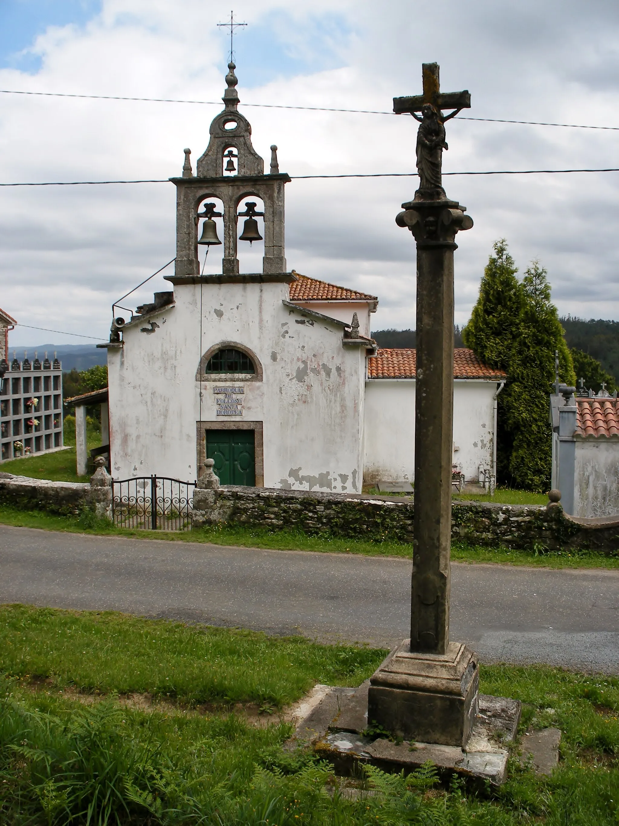 Photo showing: Igrexa e cruceiro da parroquia de Folgoso no concello coruñés de Abegondo.